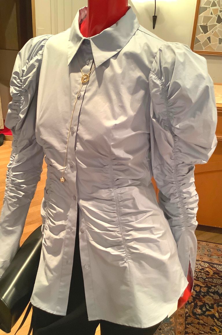 新品未使用 タグ付き FRAY I.D シャーリングパフブラウス　サックス FRAY I.D（フレイアイディー）の「シャーリングパフブラウス