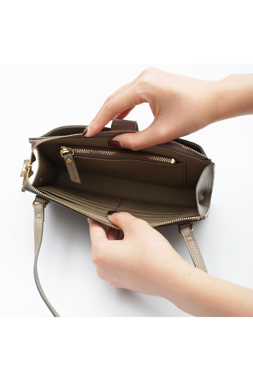 ADRIA / V-1371（Taupe）シュリンク型押しレザー 横型スマートフォンポシェット（トープ）牛革 / アドリア / ショルダーバッグ / マグネット開閉【正規販売店】