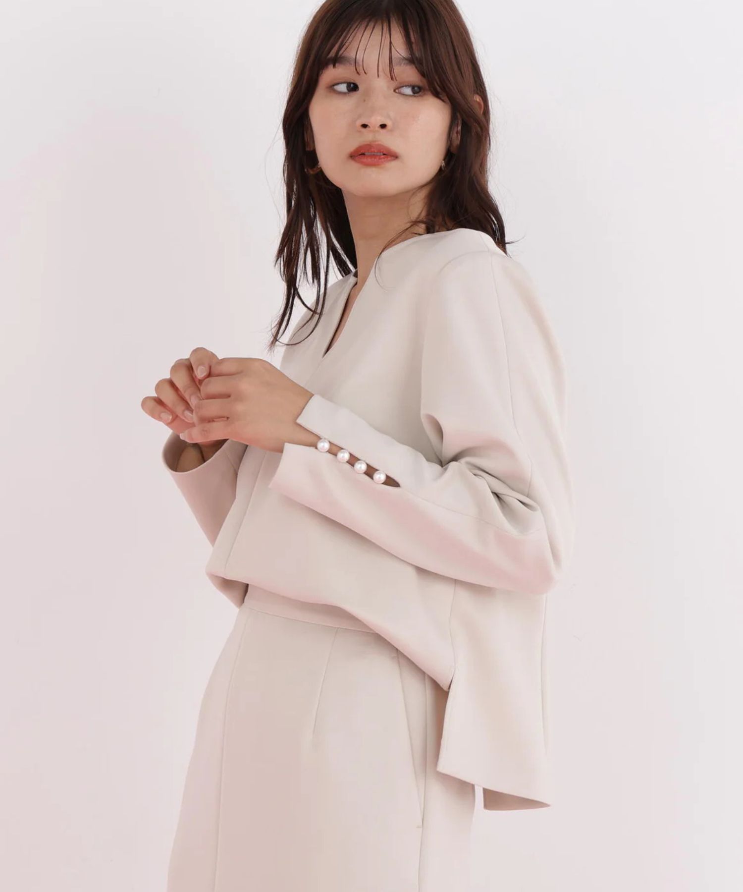 パールビーズスリーブジャージトップス(ベージュ) ポリエステル / ストレッチあり / 裏地なし / かぶって着用 / 後・脇にスリットあり / 袖口スリットに飾りパール釦 / 0316110116