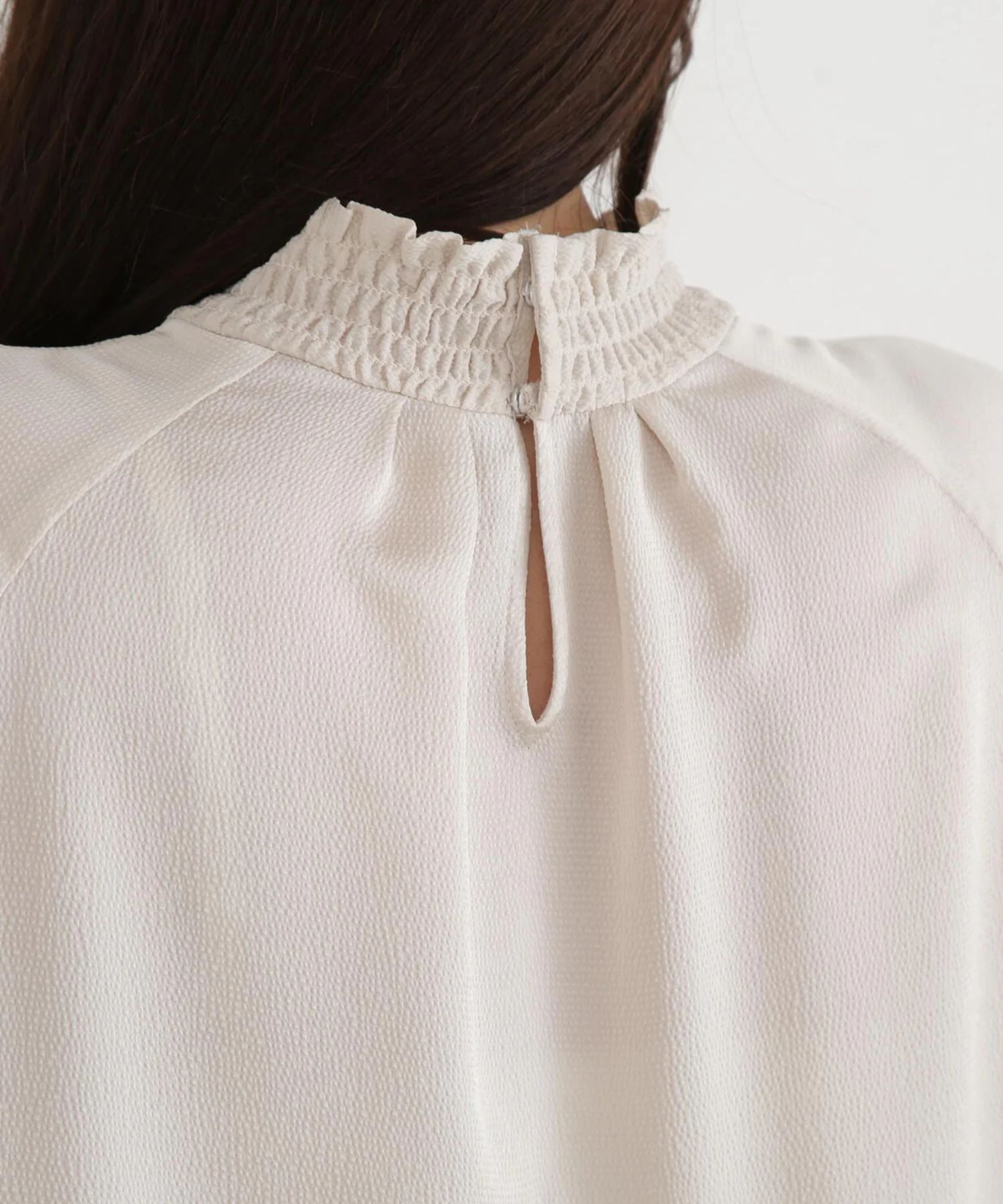 シャーリングネックギャザーブラウス(ベージュ)ポリエステル / ウォッシャブル / 手洗い可 / ストレッチあり / 裏地無し / 衿と袖口にシャーリング / 後衿スナップあき / 0315210120