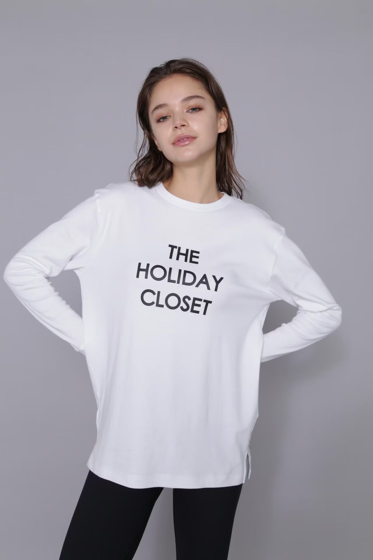 [THE HOLIDAY CLOSET] ロゴロンT（ホワイト）綿 100% / カットソー素材 / ストレッチ / 脇スリット有り / ウォッシャブル