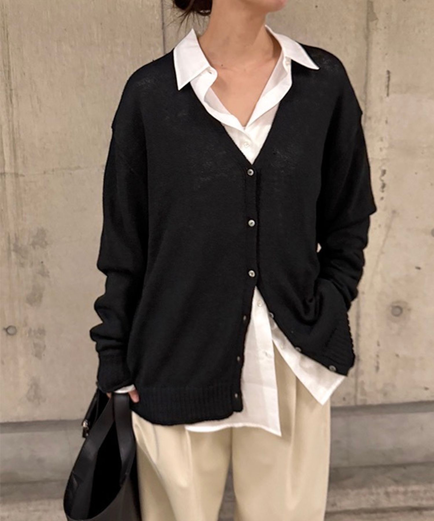 リリヤーンリネンVネックカーディガン(ブラック) 麻 / 深めVネック/ 小さめボタン / 1226204094