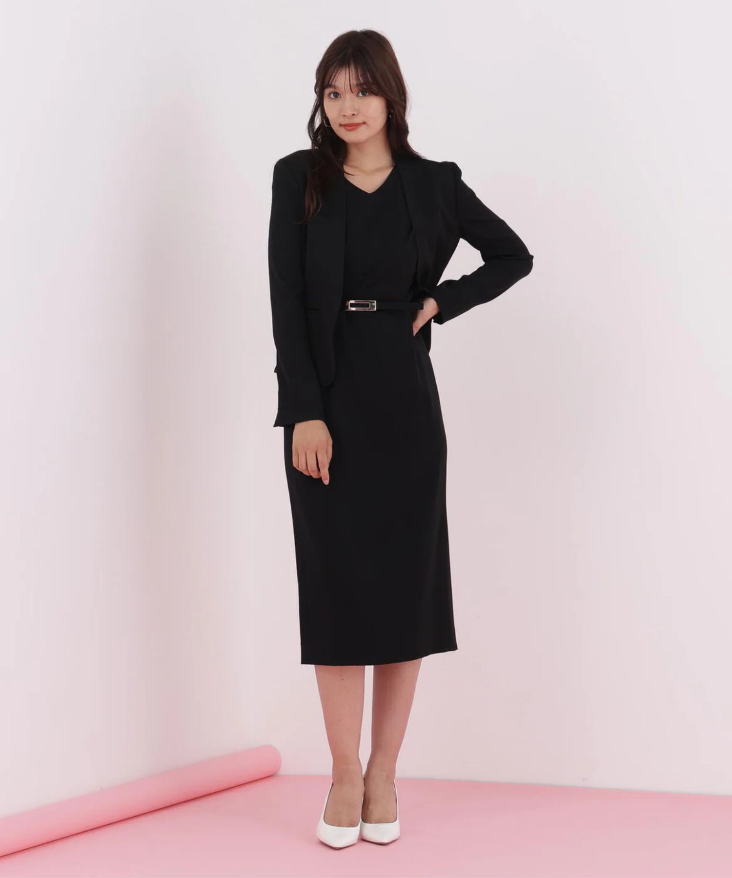 ハイツイストワンピース(ブラック)トリアセテート / 裏地付き / 後ファスナー / 後裾にベンツあり / 膝がちょうど隠れる丈 / ストレッチあり / 共地ベルト付き / 0316940099