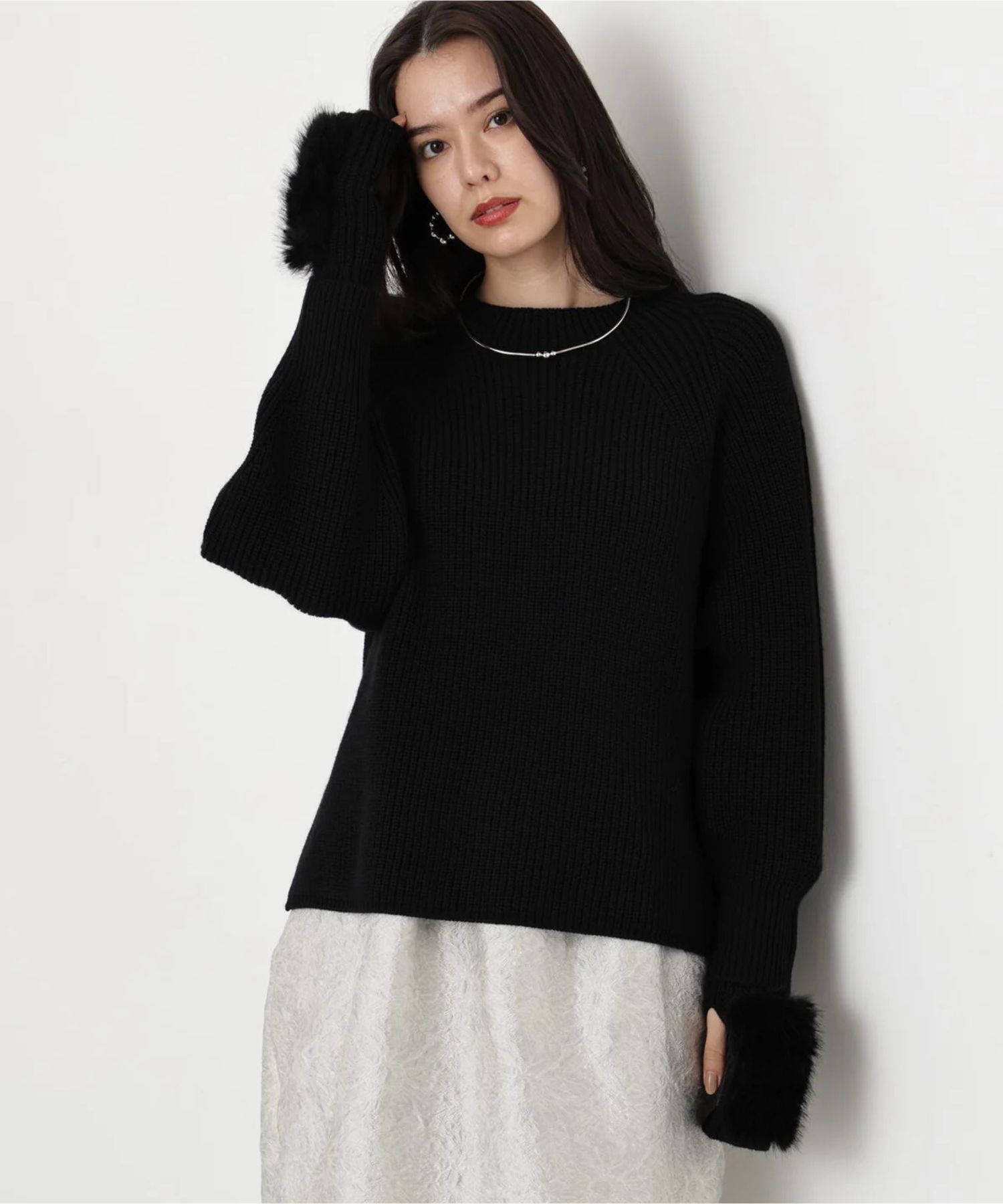 ファーグローブ付き畦ニットプルオーバー(ブラック)毛 / 脇スリット / ストレッチあり / 0315270126