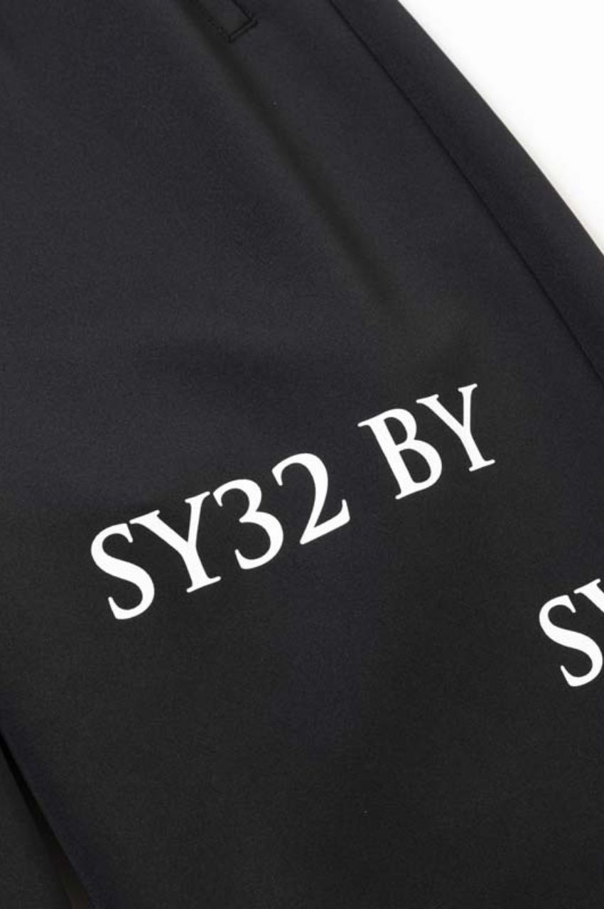 SERIF TYPE LOGO SWEAT PANTS (ブラック) ポリエステル / ロゴプリント / 艶感有り / セットアップ対応 / 15005