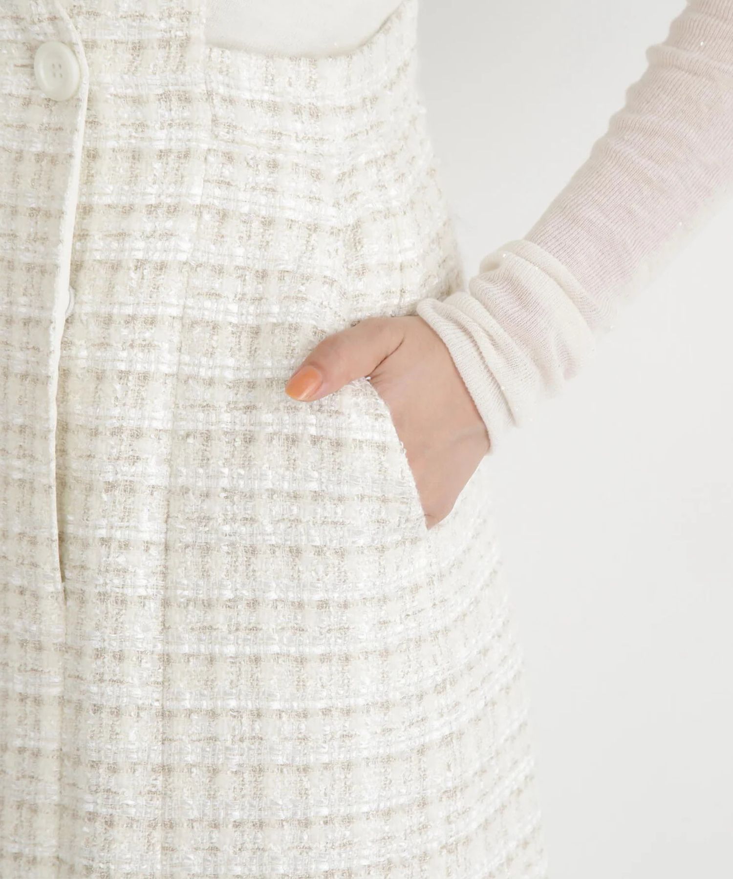 リープツイードジャンパースカート(エクリュ)毛 / ストレッチ無し / 前ボタンあき / ポケットあり / 裏地あり / 前裾ベンツあきあり / ふくらはぎ下くらいの丈 / 0315240009