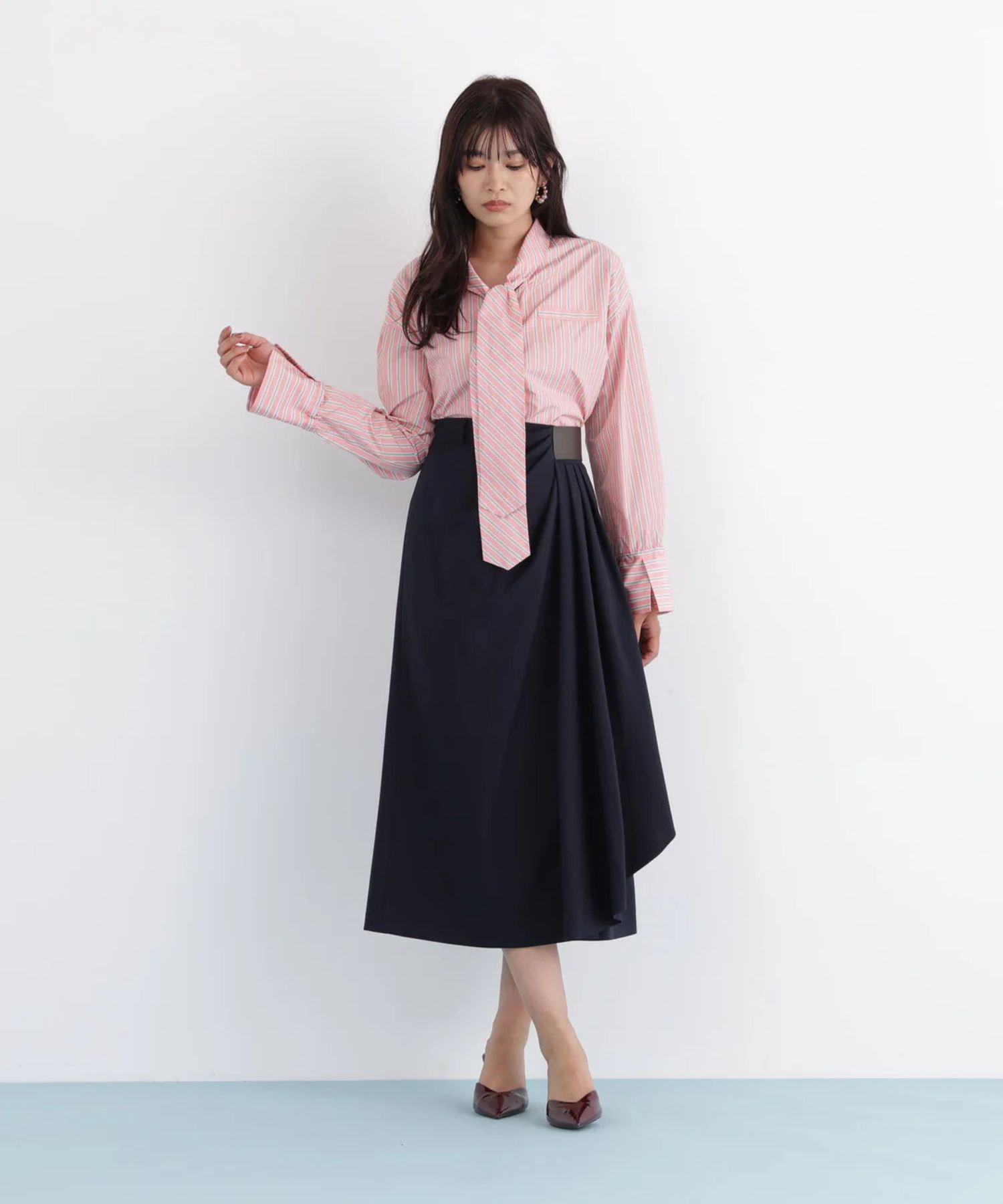 ストライプタイネックシャツ(ピンク系)ポリエステル / ストレッチ無し / 裏地無し / 前比翼あき / 衿から続きのリボン付き / 左胸に飾りポケット / 0316110101