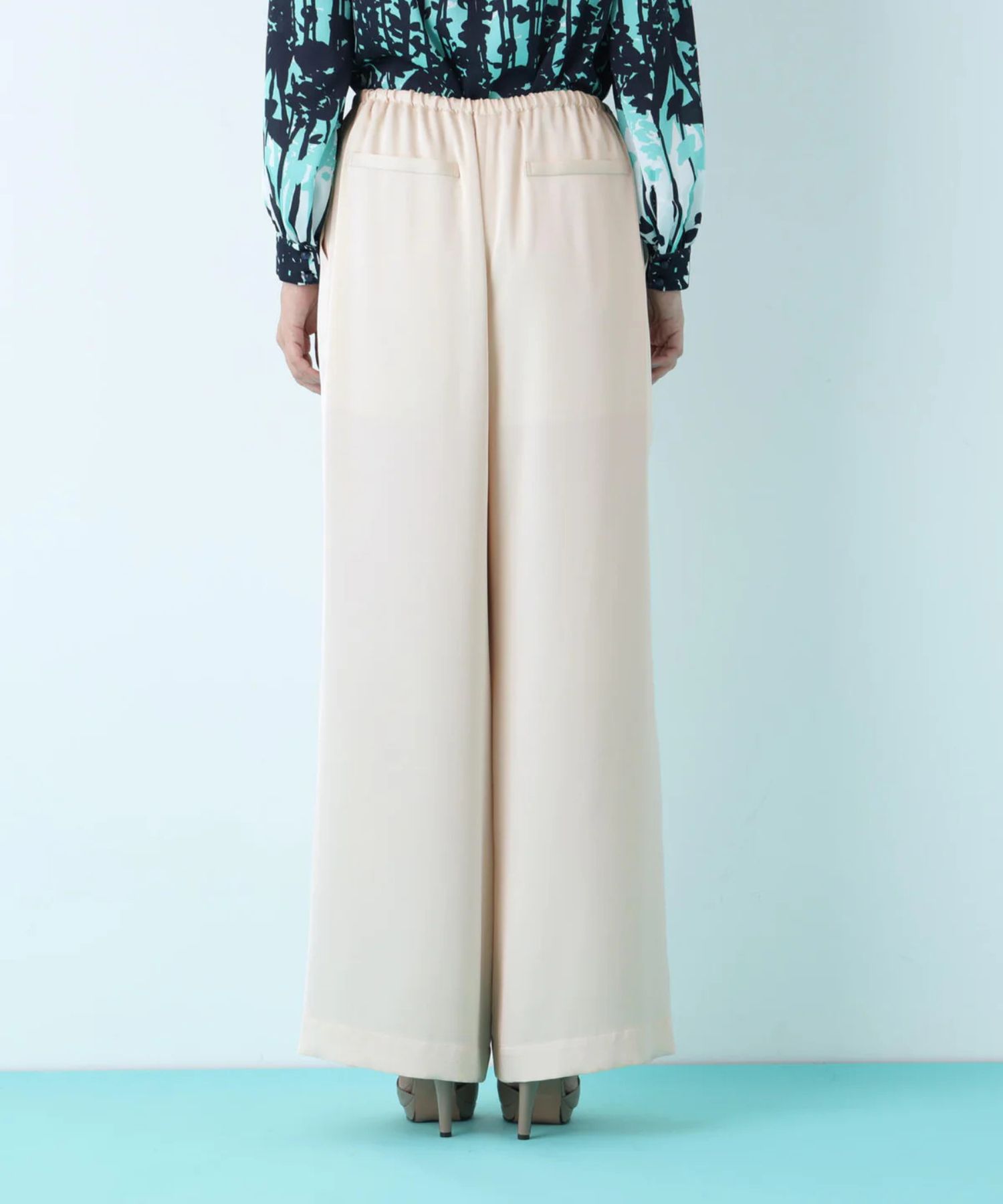 サテンワイドパンツ(エクリュ)ポリエステル / ストレッチ性あり / ショート丈裏地付き / 前ポケット×2 、後ろ飾りポケット×2 / ウエストゴム ＋共ヒモ / 0316130223