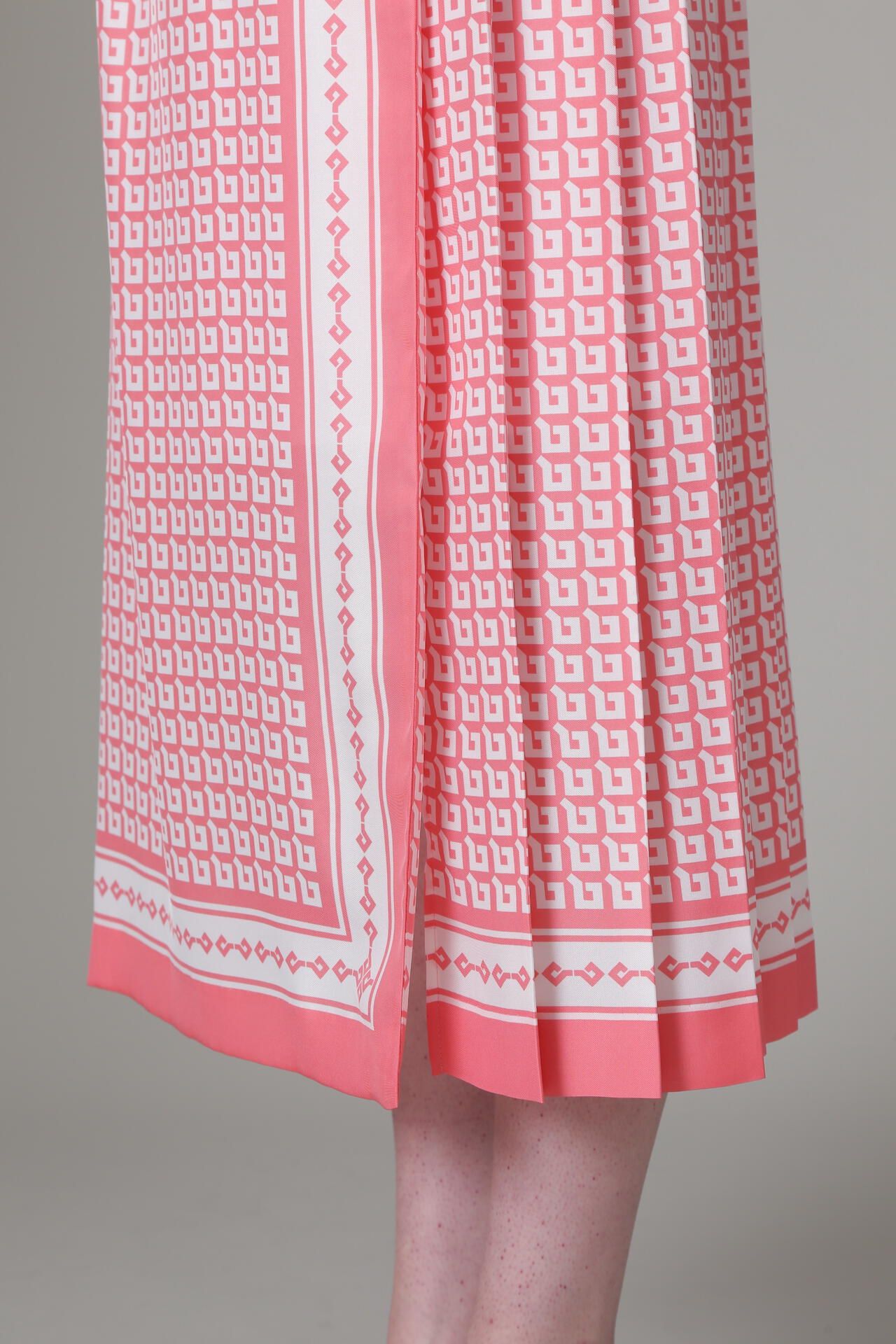[URBAN PRECIOUS] ジオメトリックプリントワンピース (ピンク) / ポリエステル 100% / 裏地付き / 共布リボン付 / 0315140111