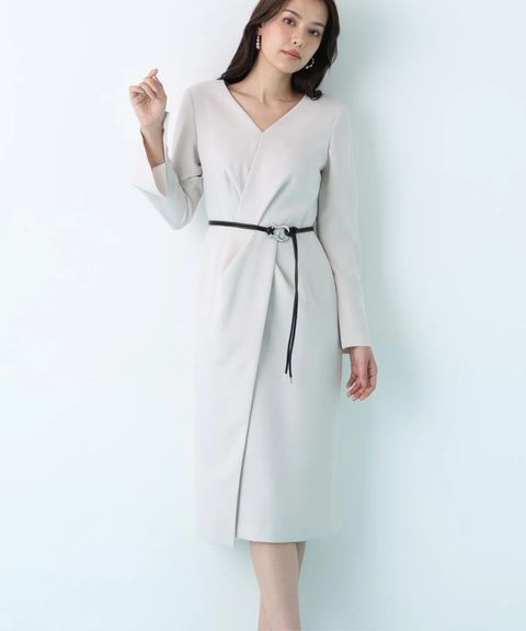 タッククロスウエストワンピース(グレージュ) ポリエステル / ストレッチあり / 裏地付き(袖は裏無し) / 右脇奥にスリットあり / 後ろファスナー開き / 袖下にスリットあり / 0316140219
