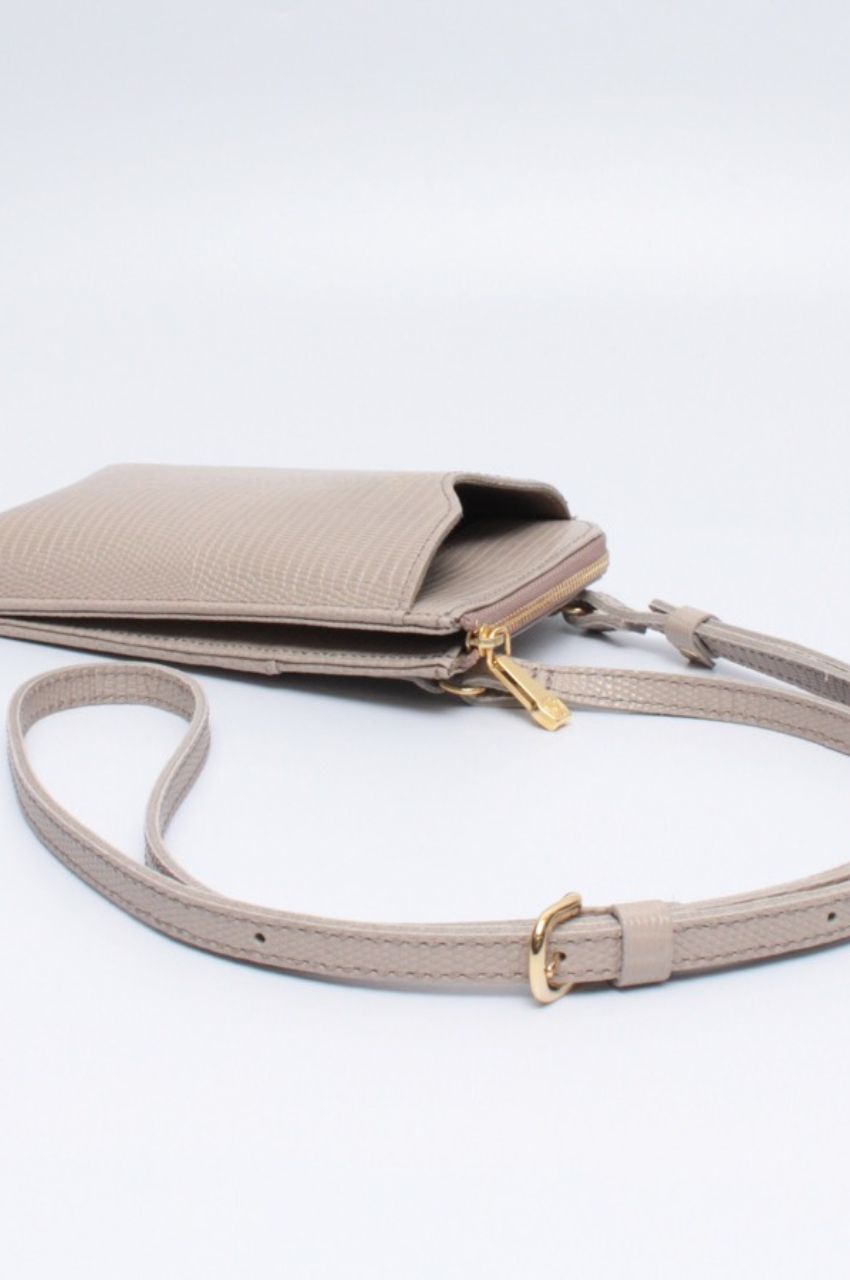 ADRIA / V-1289 / Taupe / リザード型押しレザー スマートフォンポシェット（トープ）アドリア / 牛革 / ショルダーバッグ / ストラップ調整可 / iPhone14ProMaxまで入る / 日本製【正規販売店】