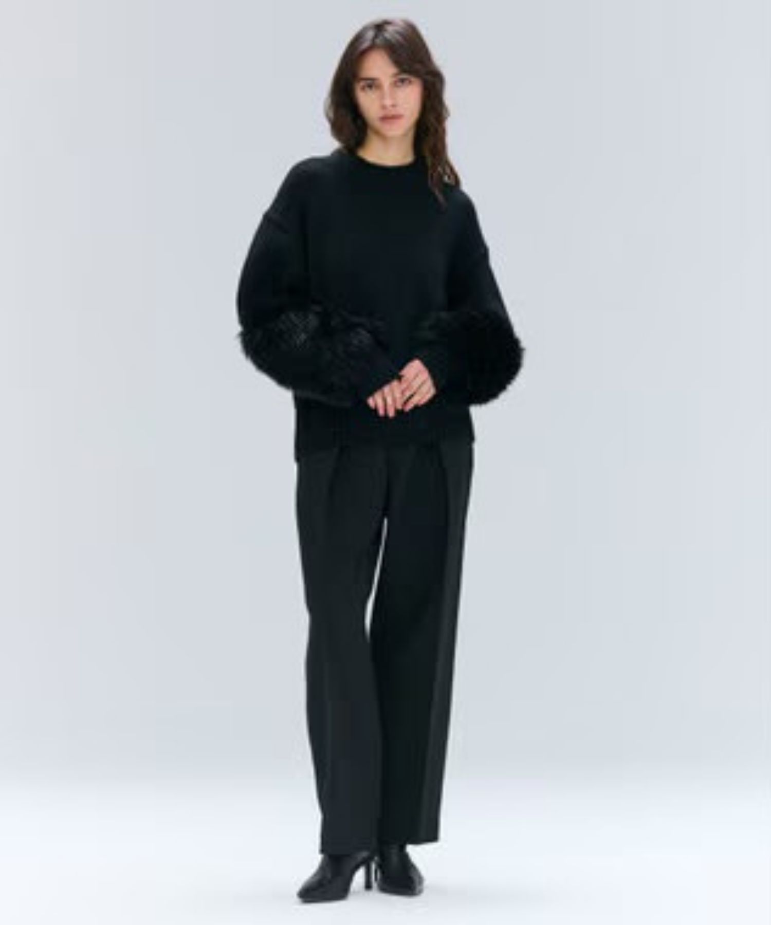 CHESTER / フェイクファークルーネックニット ( Black ) ウール / 袖口フェイクファー / 手洗可 / KRCWGW0405