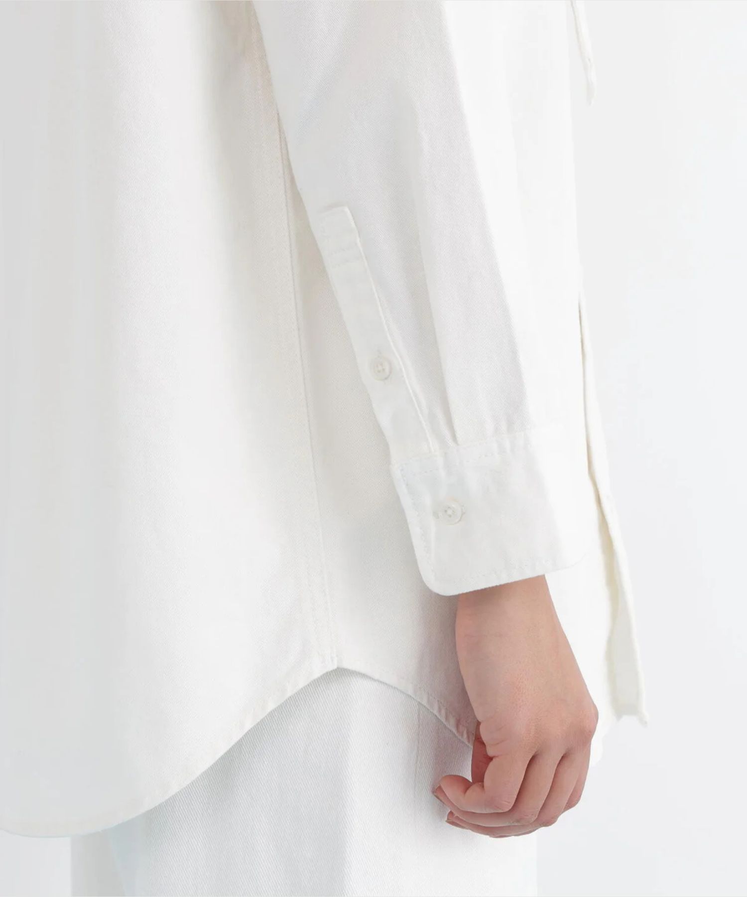 ネックリボンデニムシャツ(ホワイト)コットン100% / ストレッチなし / ボタンあき / 取り外しボウタイ付き / 胸ポケット×1 / 0316110108