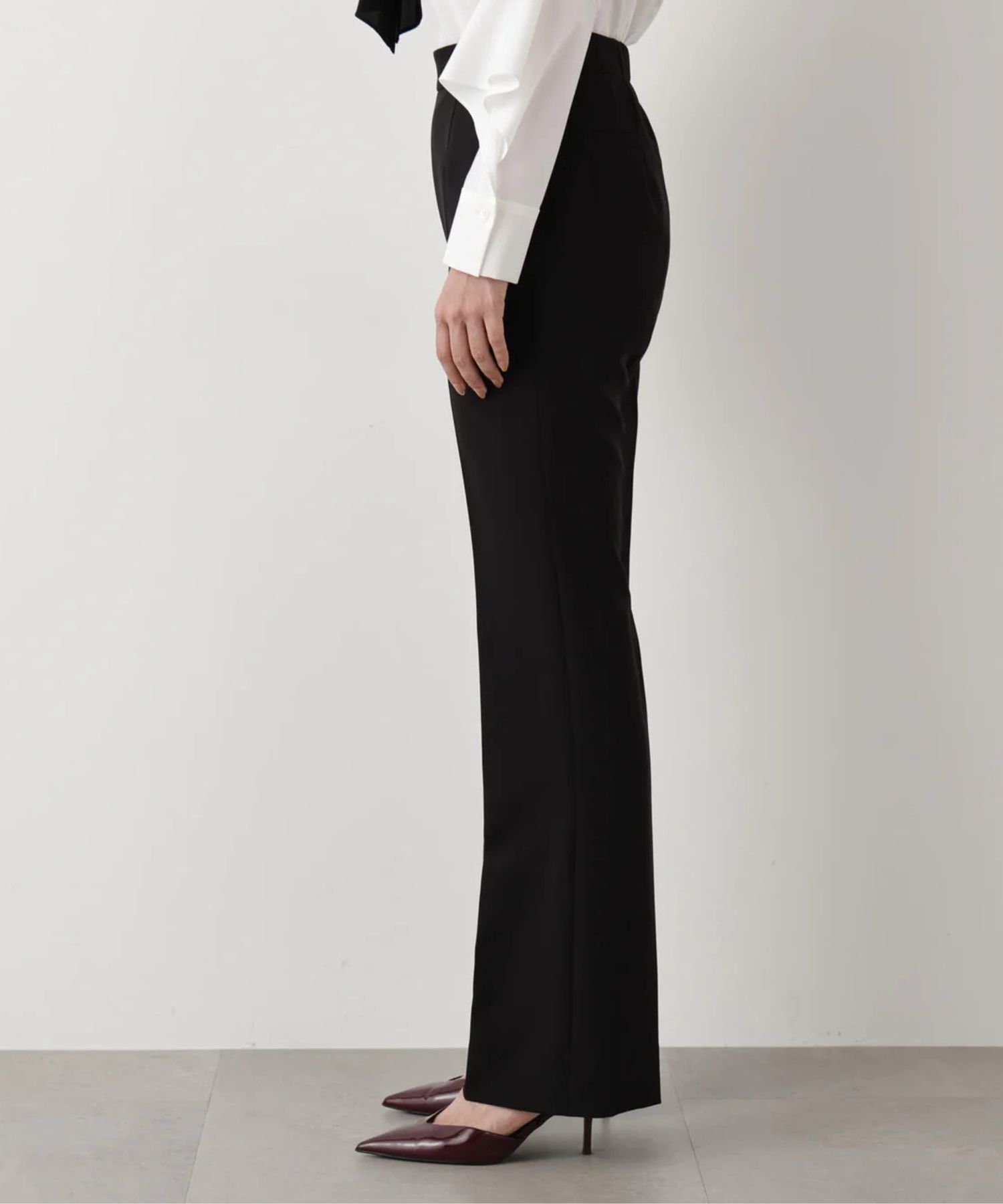 2WAY ストレッチフレアパンツ(ブラック)ポリエステル / ショート丈裏地付き / ストレッチあり / 前ポケット×2 、後ろ飾りポケット×2/ 左脇ファスナー開き / 後ろ中心ウエストにゴム入り / かかとくらいの丈 / 0315230110