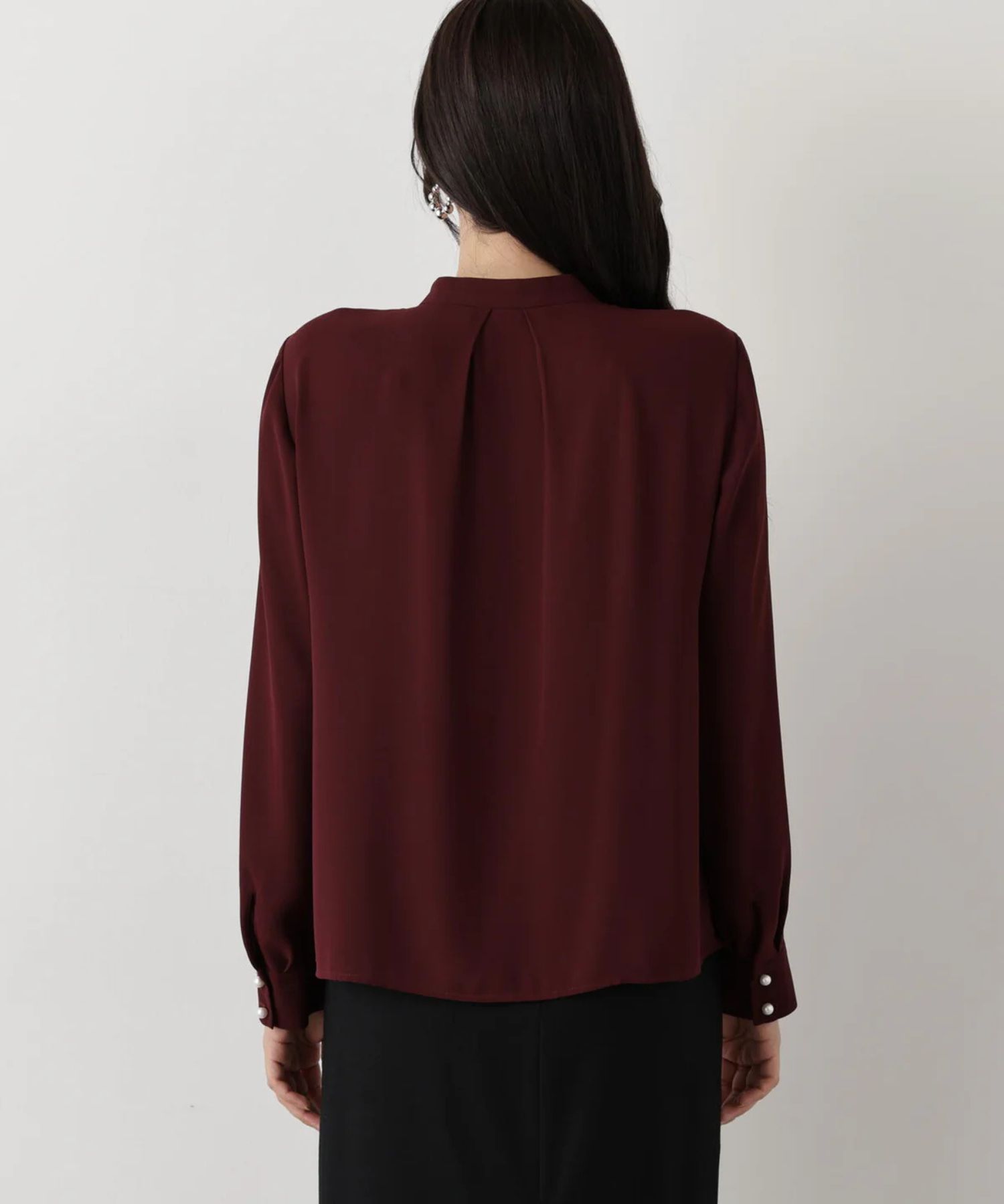フロントラッフルパールボタンブラウス(ワイン)ポリエステル / ウォッシャブル / 手洗い可 / ストレッチあり / 裏地無し / 前比翼釦あき / 0315210104
