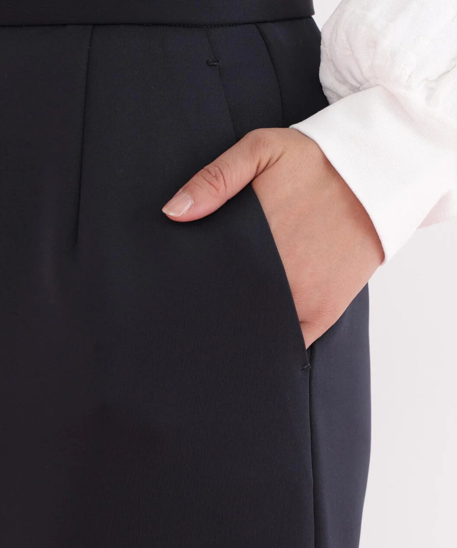 ラッフルヘムジャージスカート(ネイビー)ポリエステル / ストレッチあり / 裏地付き / 前ポケット×2 / 後ろファスナーあき / 後にベンツあり / 0316120116