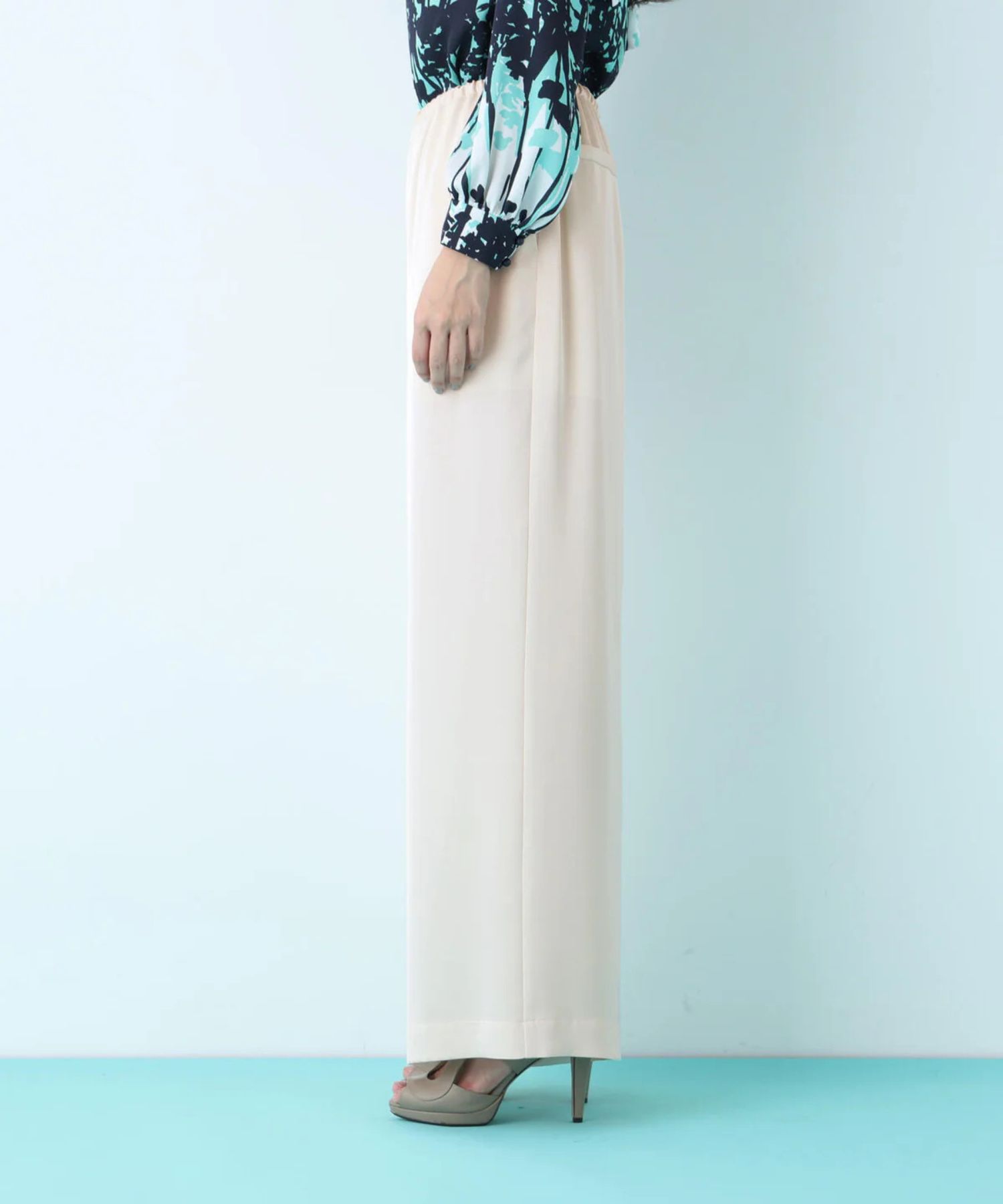 サテンワイドパンツ(エクリュ)ポリエステル / ストレッチ性あり / ショート丈裏地付き / 前ポケット×2 、後ろ飾りポケット×2 / ウエストゴム ＋共ヒモ / 0316130223