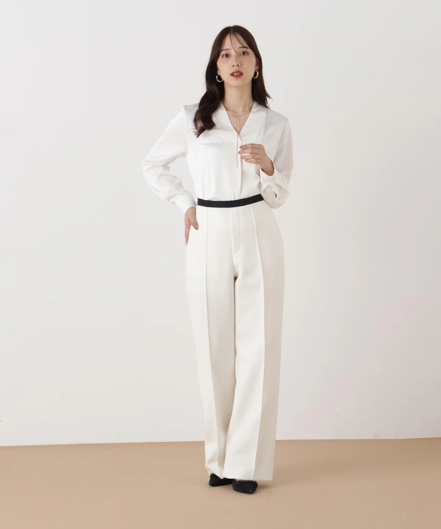 チェーンネックレス付ブラウス(ホワイト)ポリエステル / ストレッチ性あり / 裏地無し / 後ろ中心ファスナーあき / 取り外し金属パーツ付き / 0316110132