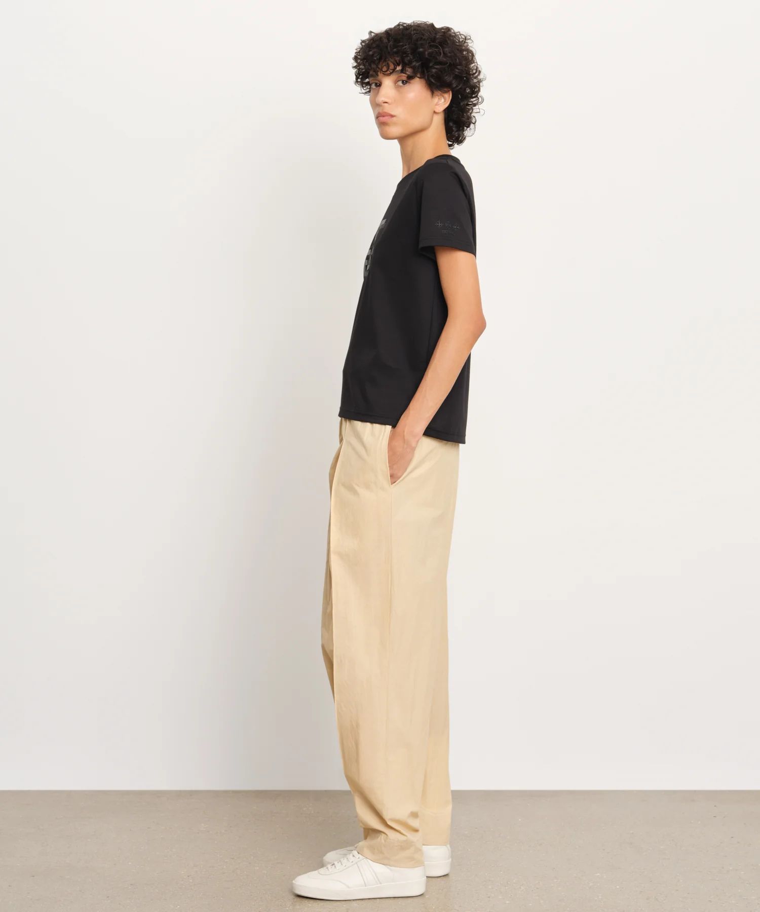 CORNELIA コルネーリア Tシャツ (ブラック) 綿 / フロント刺繍・プリント /左袖ブランドアイコン刺繍 / LCKZ0372083588