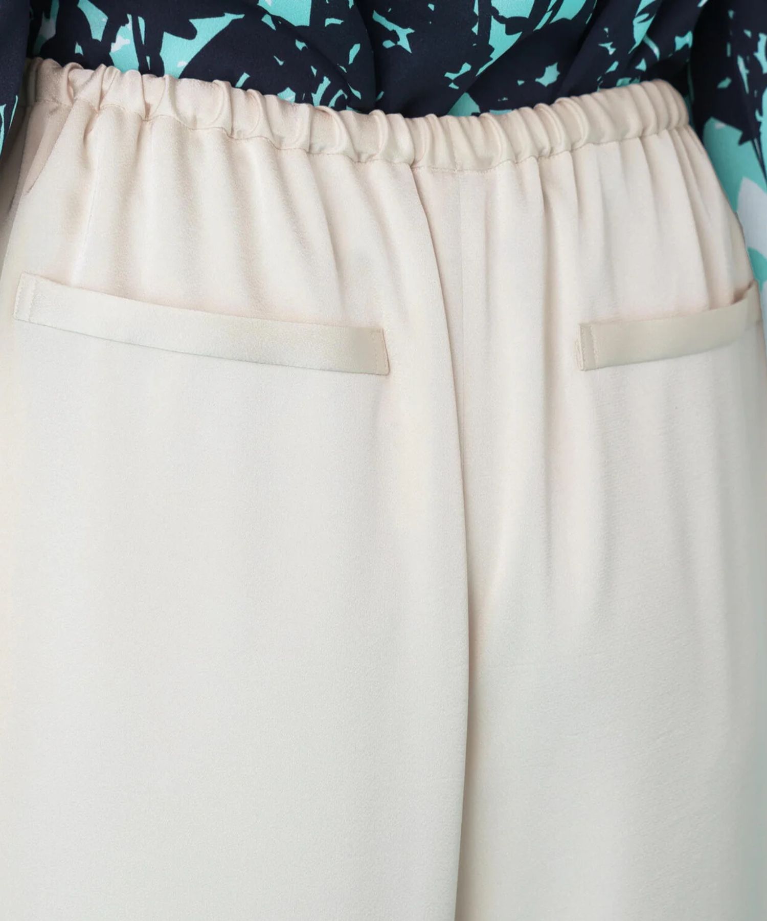 サテンワイドパンツ(エクリュ)ポリエステル / ストレッチ性あり / ショート丈裏地付き / 前ポケット×2 、後ろ飾りポケット×2 / ウエストゴム ＋共ヒモ / 0316130223