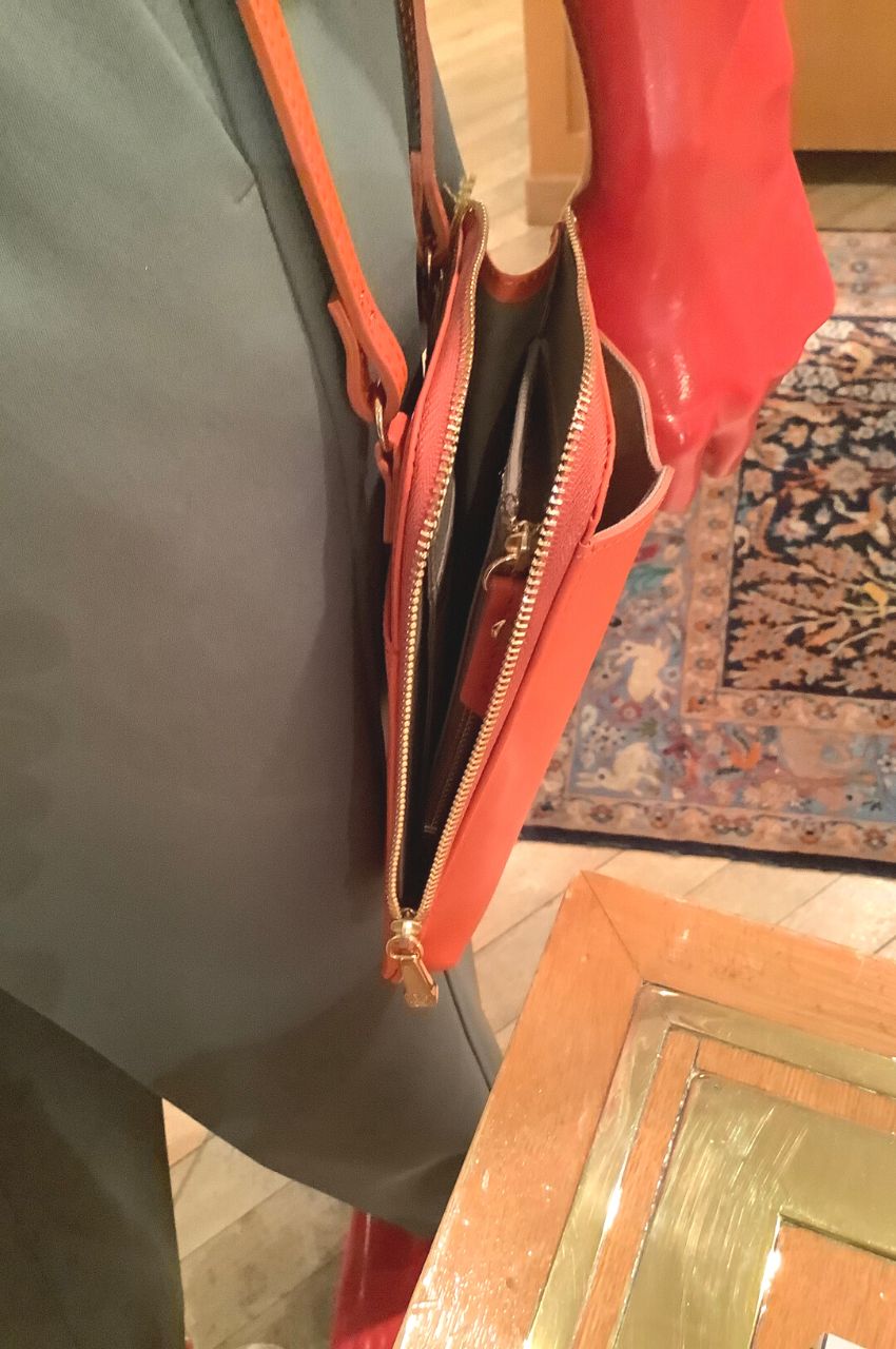 ADRIA / V-1425 / Orange / スプリットレザー スマートフォンポシェット（オレンジ）アドリア / 牛革 / ショルダーバッグ / ストラップ調整可 / iPhone14ProMaxまで入る / 日本製【正規販売店】