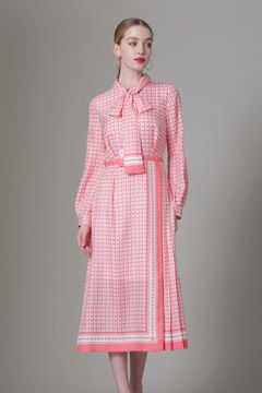 [URBAN PRECIOUS] ジオメトリックプリントワンピース (ピンク) / ポリエステル 100% / 裏地付き / 共布リボン付 / 0315140111