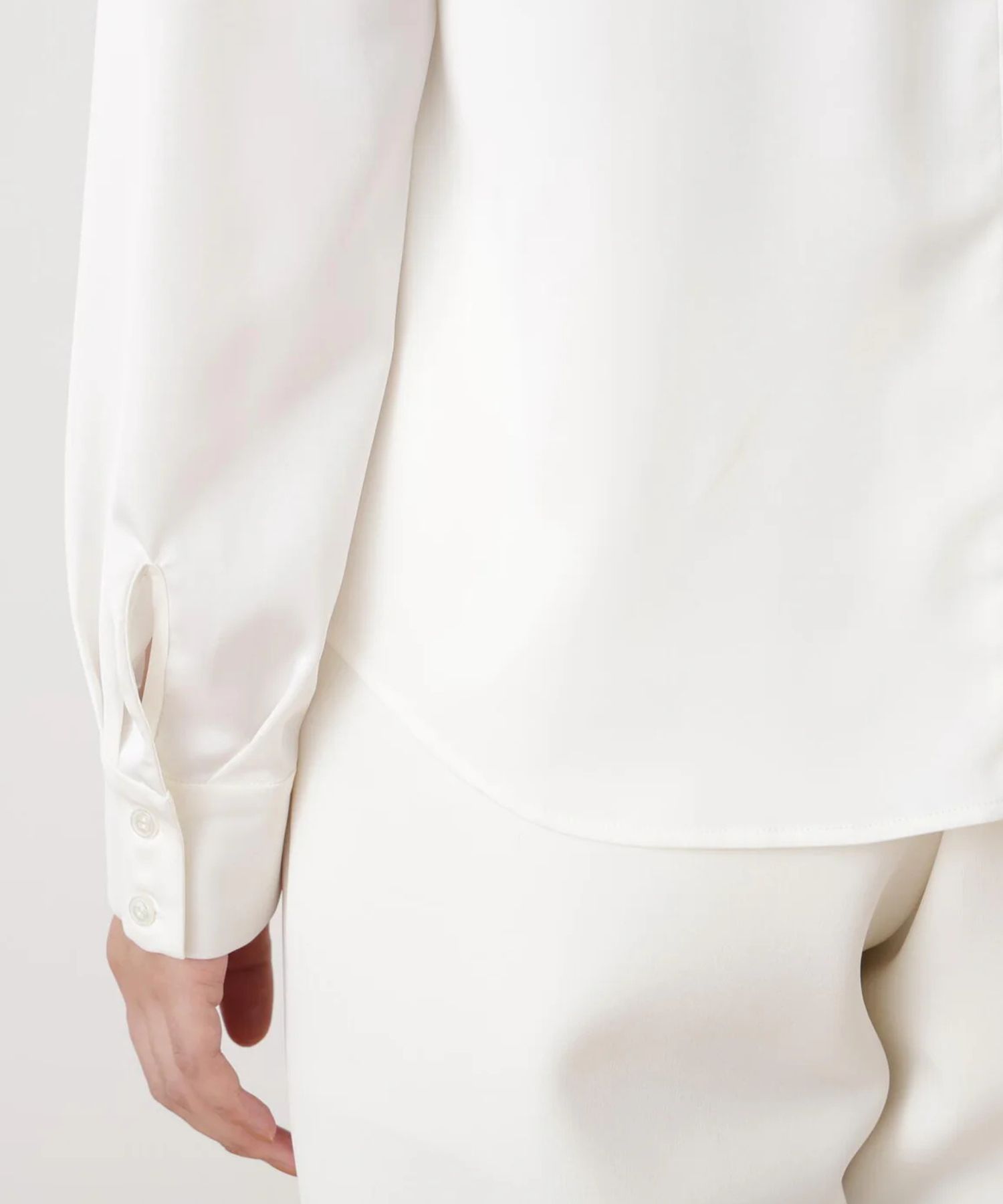 チェーンネックレス付ブラウス(ホワイト)ポリエステル / ストレッチ性あり / 裏地無し / 後ろ中心ファスナーあき / 取り外し金属パーツ付き / 0316110132