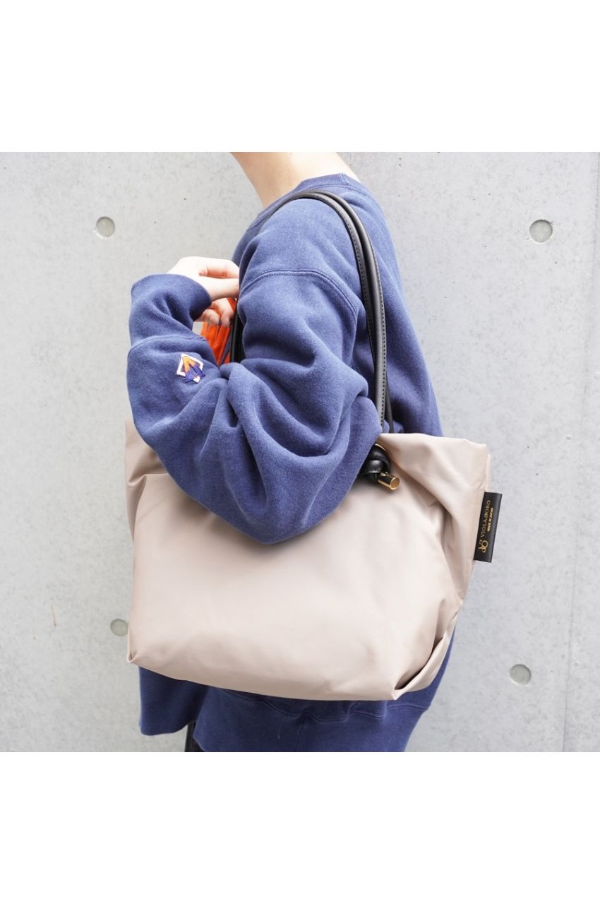 BIANCA / V-2175 / Taupe × Black / ノットハンドルナイロントート / Mサイズ / ビアンカ（トープ / ブラック）ナイロン / 牛床革（Italian leather）/ 軽量 / A4サイズ入る / ファスナー開閉【正規販売店】