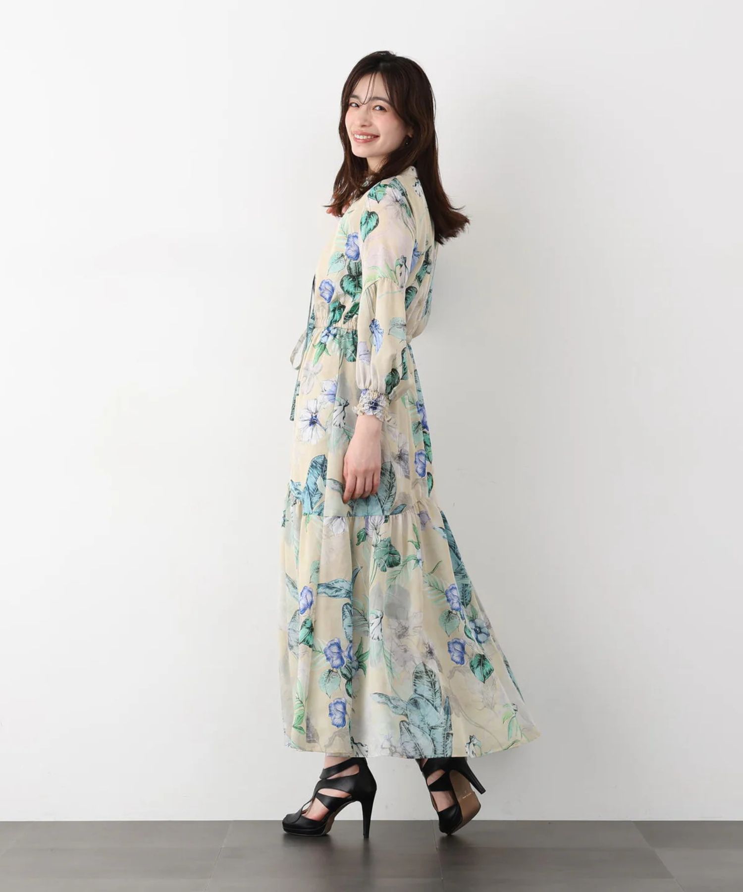 ボタニカルアートプリントワンピース(ベージュ系)ポリエステル / ストレッチ無し / 身頃のみ裏地付き / 両脇にポケットあり×2 / ウエストにゴム+共ひも入り / 前釦は飾り / 0316140317