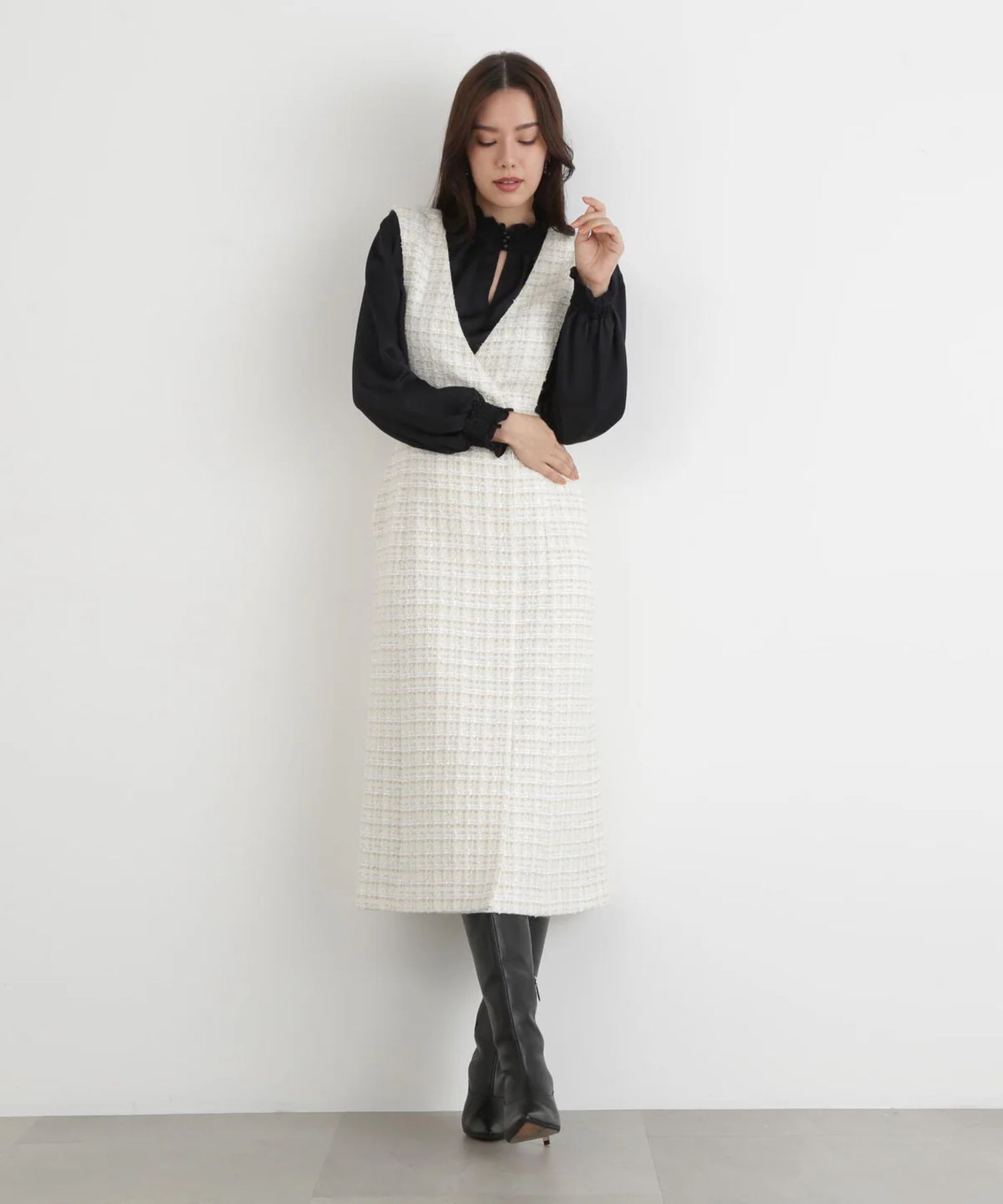 シャーリングネックギャザーブラウス(ネイビー)ポリエステル / ウォッシャブル / 手洗い可 / ストレッチあり / 裏地無し / 衿と袖口にシャーリング / 後衿スナップあき / 0315210120