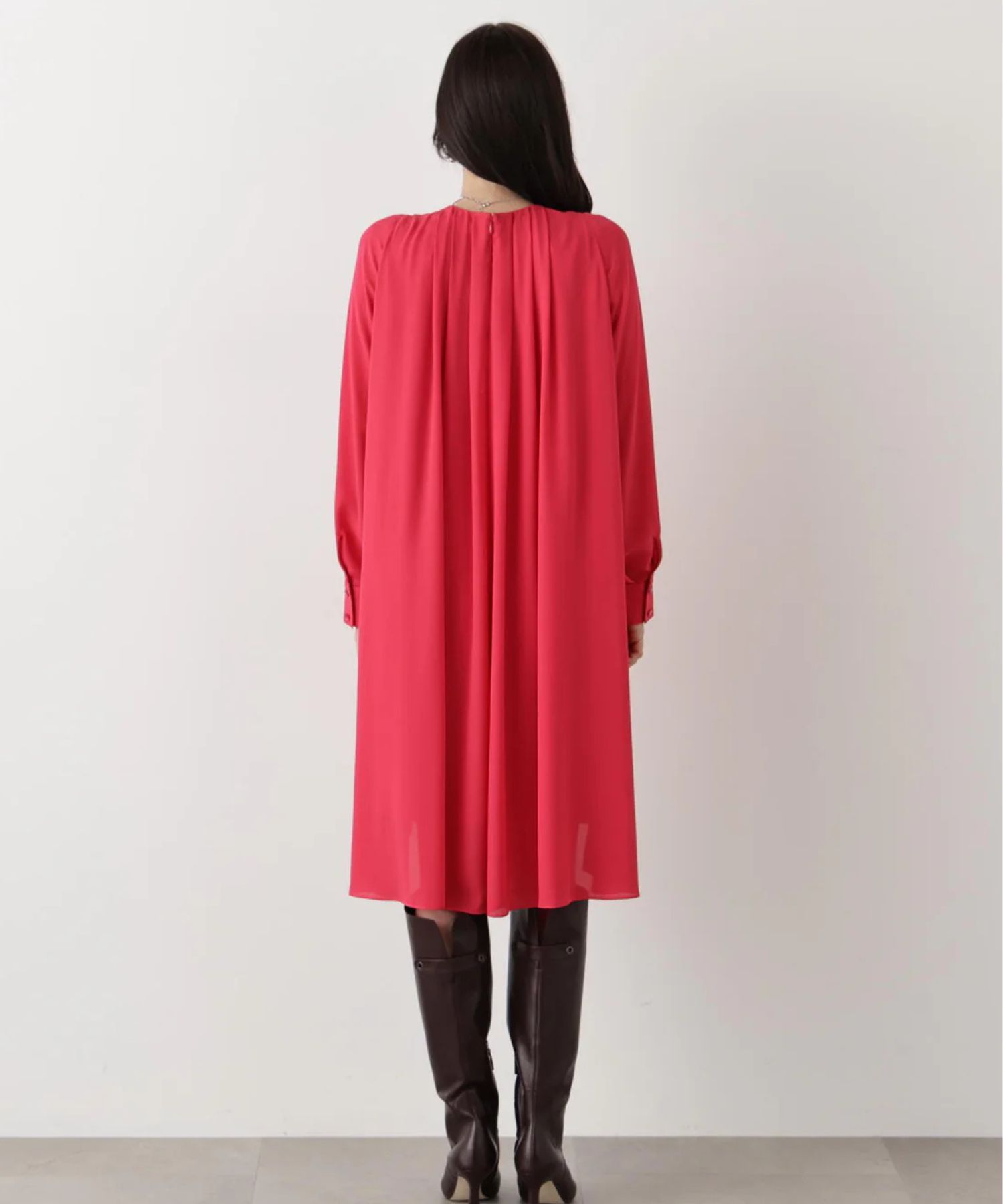 タックフレアジョーゼットワンピース(レッドピンク)ポリエステル / 見頃裏地付き / 後ファスナー / 0315240125