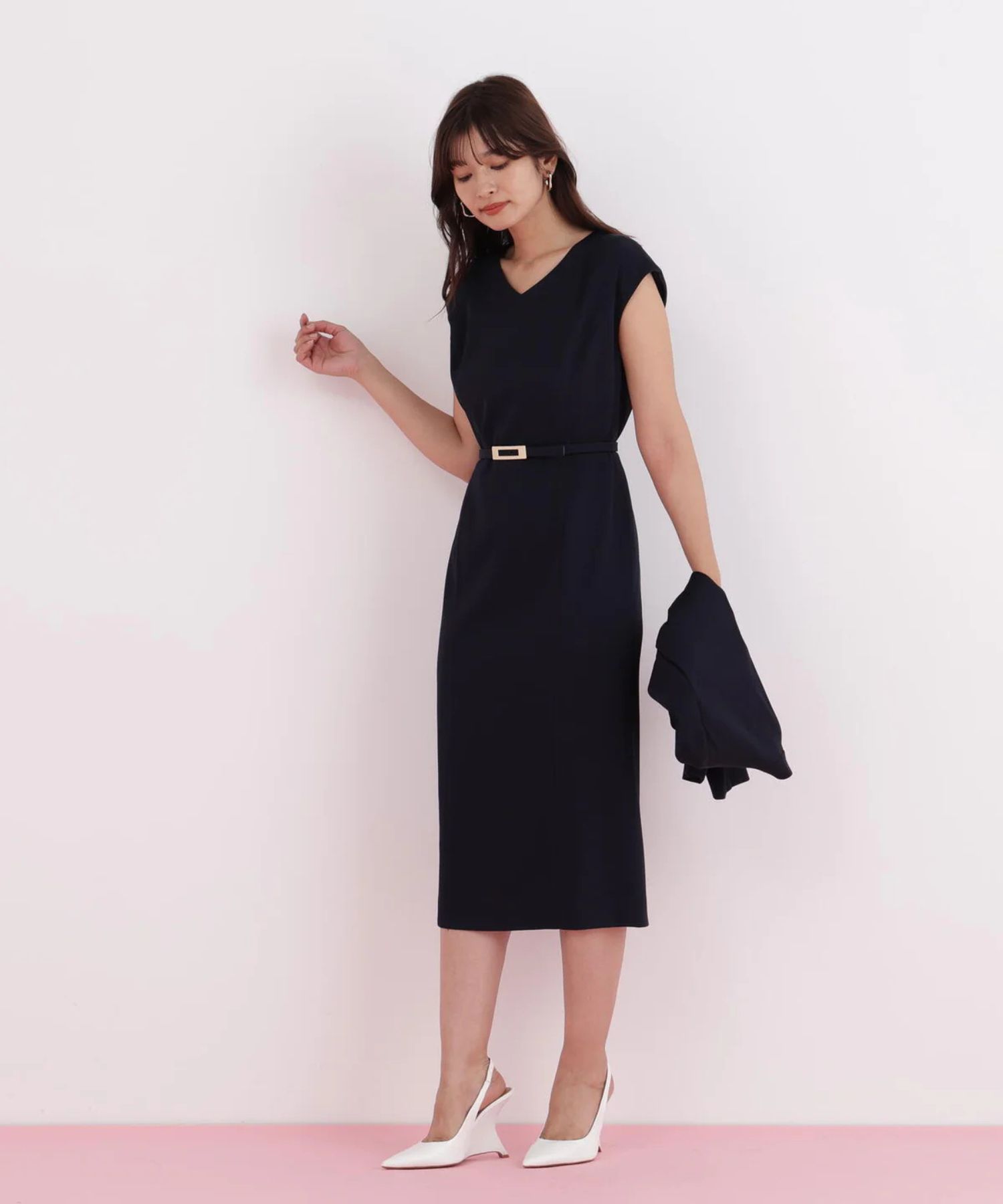 ハイツイストワンピース(ネイビー)トリアセテート / 裏地付き / 後ファスナー / 後裾にベンツあり / 膝がちょうど隠れる丈 / ストレッチあり / 共地ベルト付き / 0316940099