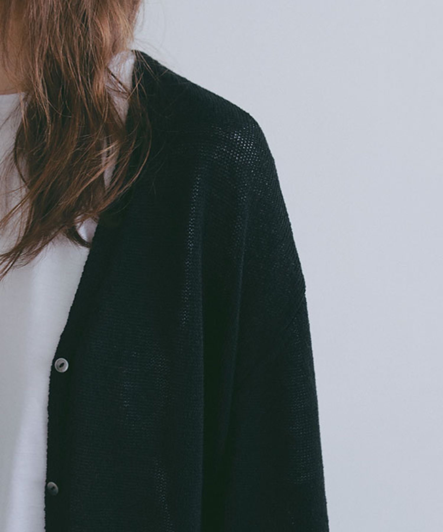 リリヤーンリネンVネックカーディガン(ブラック) 麻 / 深めVネック/ 小さめボタン / 1226204094