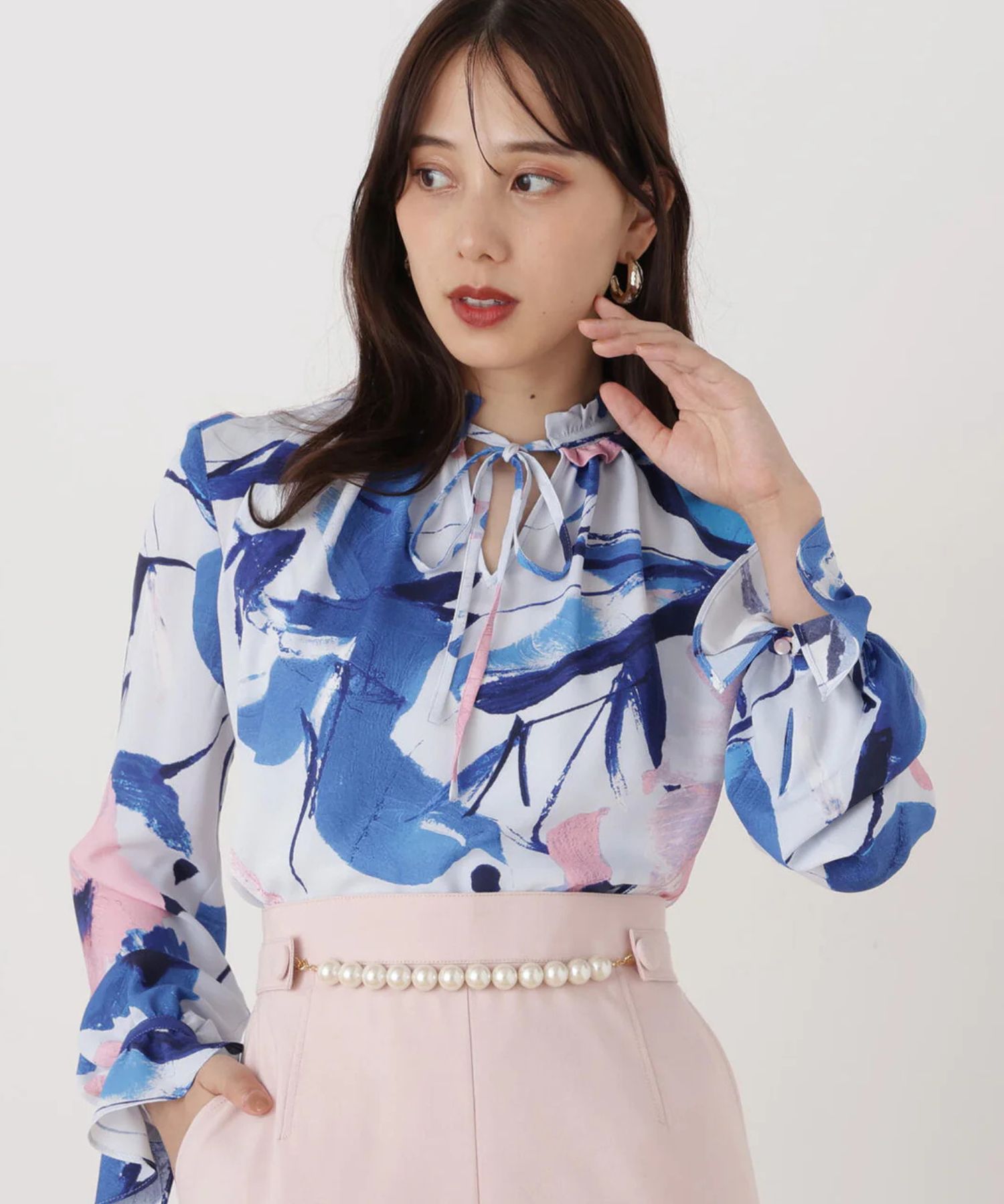 フラワープリントギャザーブラウス(ブルー系)ポリエステル / ストレッチ性無し / 裏無し / 後ろボタンあきありのかぶり / 0316110120