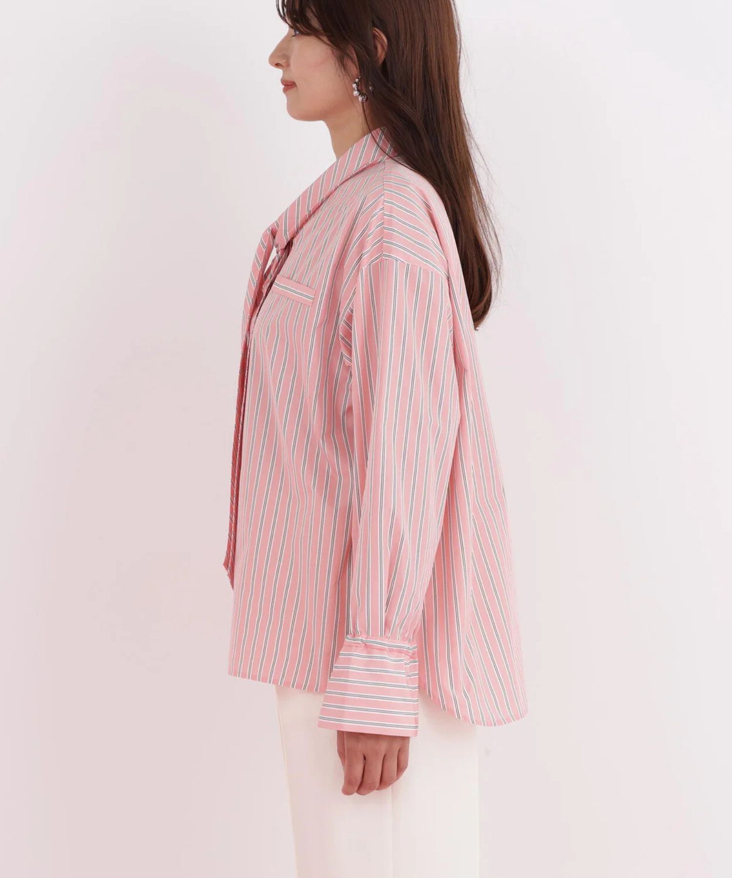 ストライプタイネックシャツ(ピンク系)ポリエステル / ストレッチ無し / 裏地無し / 前比翼あき / 衿から続きのリボン付き / 左胸に飾りポケット / 0316110101