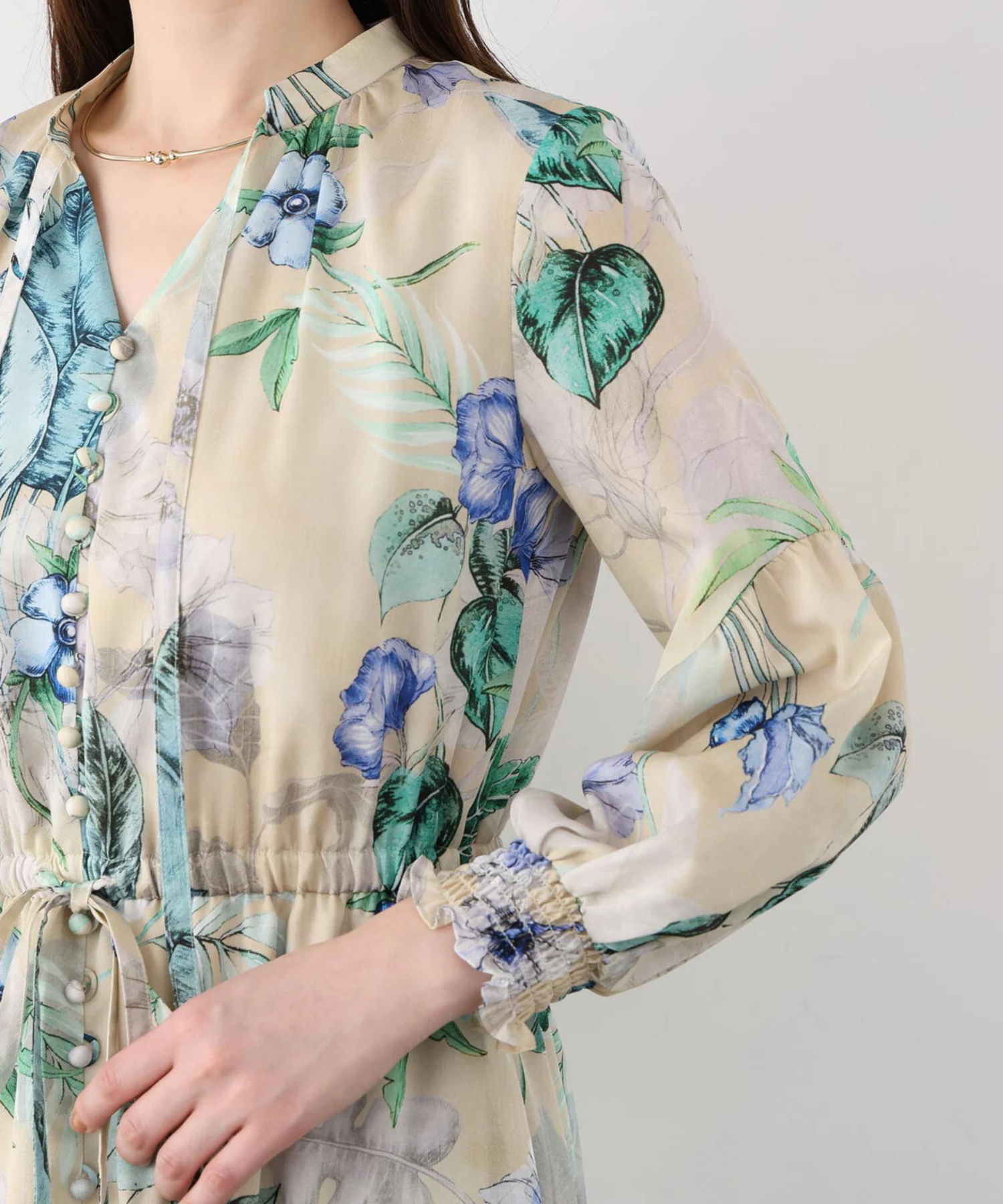 ボタニカルアートプリントワンピース(ベージュ系)ポリエステル / ストレッチ無し / 身頃のみ裏地付き / 両脇にポケットあり×2 / ウエストにゴム+共ひも入り / 前釦は飾り / 0316140317