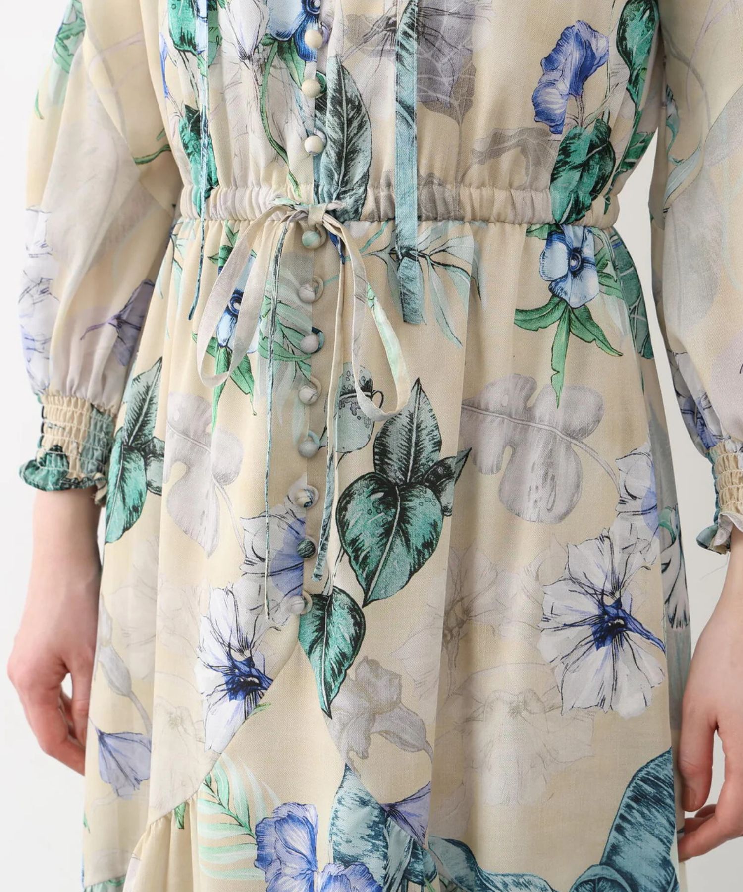 ボタニカルアートプリントワンピース(ベージュ系)ポリエステル / ストレッチ無し / 身頃のみ裏地付き / 両脇にポケットあり×2 / ウエストにゴム+共ひも入り / 前釦は飾り / 0316140317