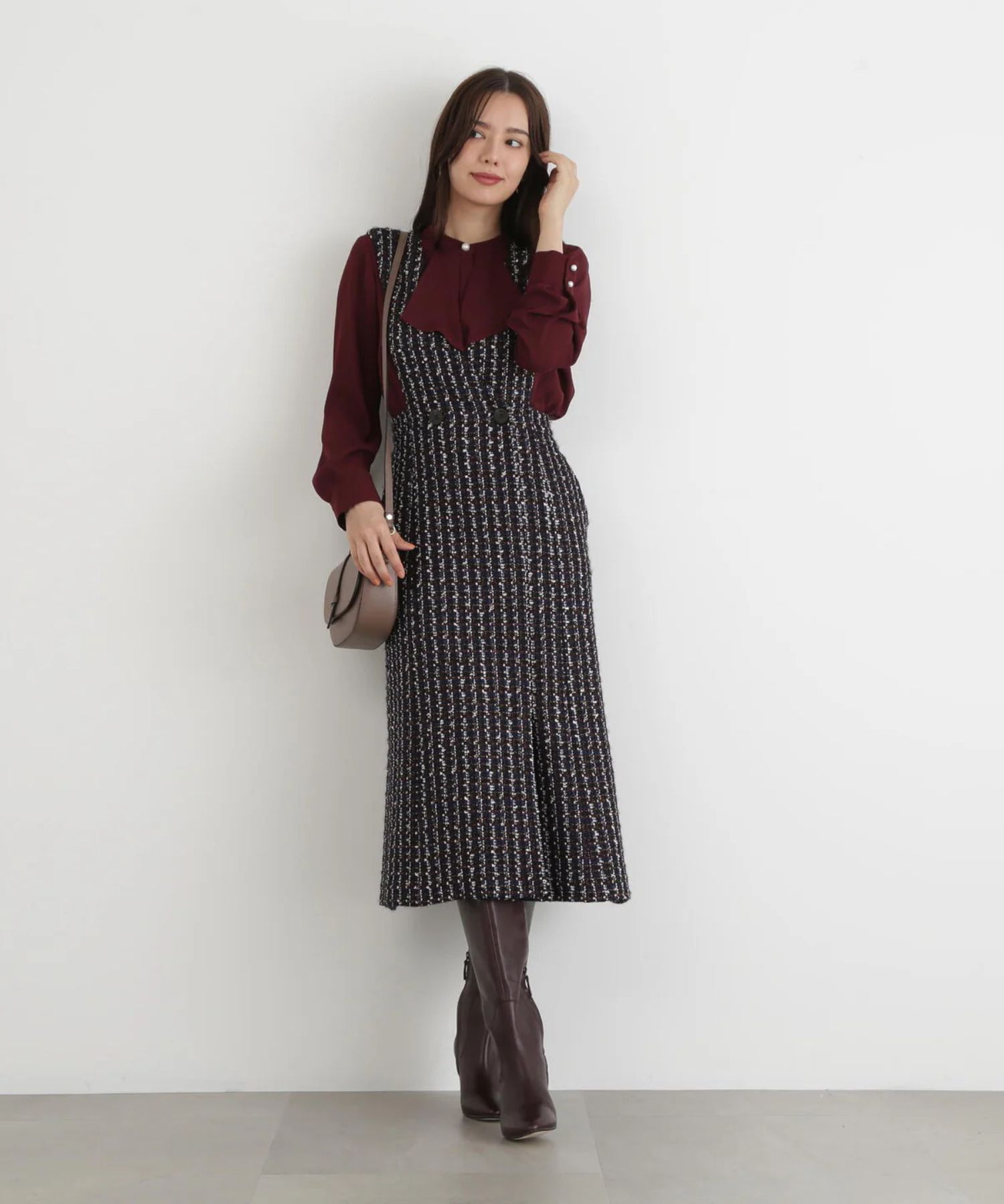 フロントラッフルパールボタンブラウス(ワイン)ポリエステル / ウォッシャブル / 手洗い可 / ストレッチあり / 裏地無し / 前比翼釦あき / 0315210104