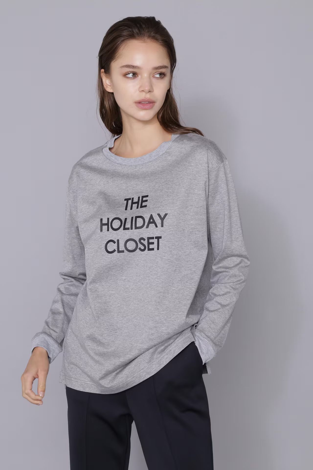 [THE HOLIDAY CLOSET] ロゴロンT（グレー）綿 100% / カットソー素材 / ストレッチ / 脇スリット有り / ウォッシャブル