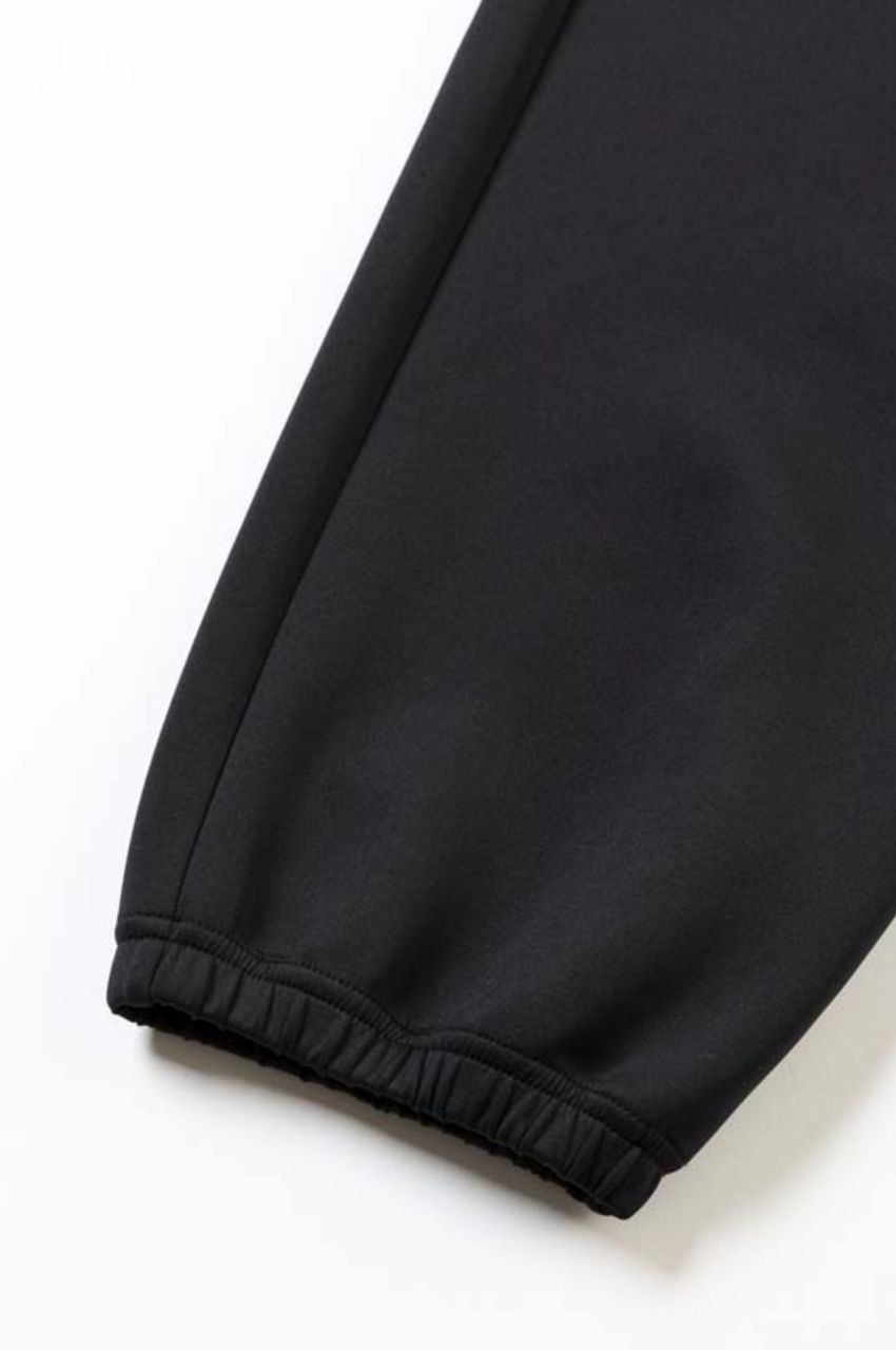 SERIF TYPE LOGO SWEAT PANTS (ブラック) ポリエステル / ロゴプリント / 艶感有り / セットアップ対応 / 15005