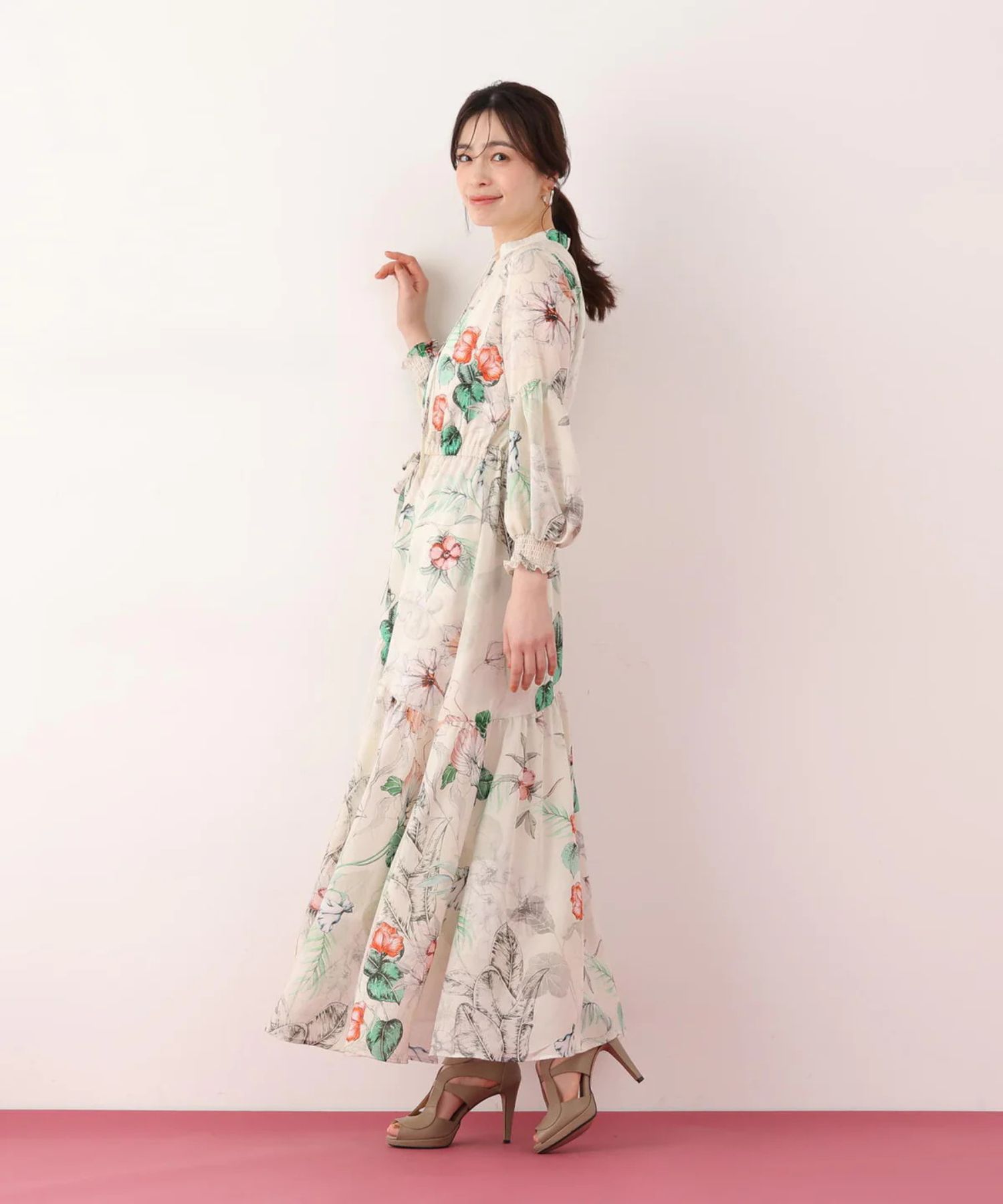 ボタニカルアートプリントワンピース(エクリュ系)ポリエステル / ストレッチ無し / 身頃のみ裏地付き / 両脇にポケットあり×2 / ウエストにゴム+共ひも入り / 前釦は飾り / 0316140317