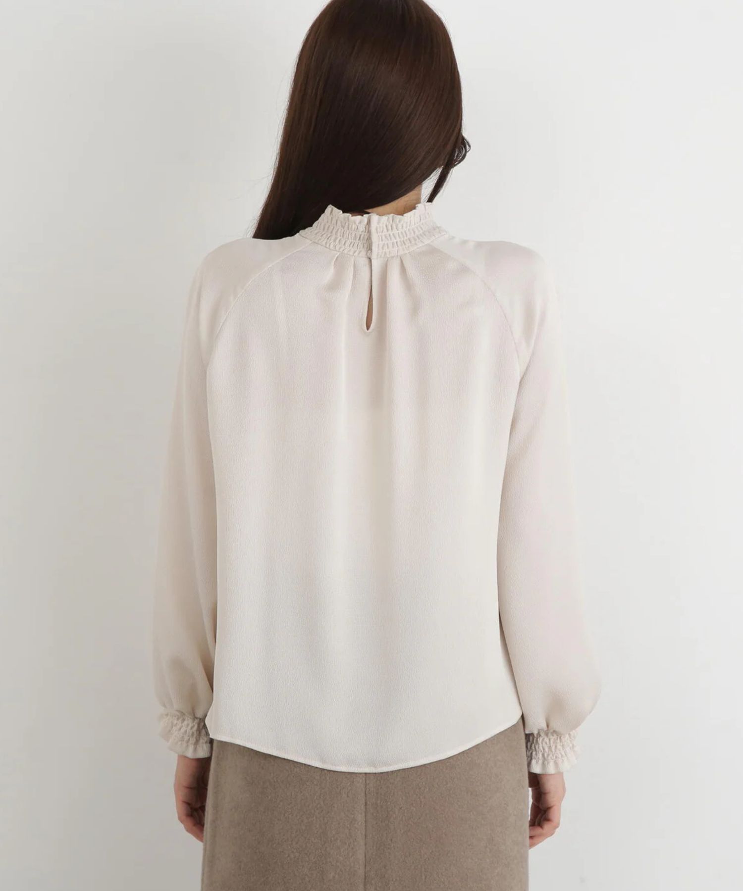 シャーリングネックギャザーブラウス(ベージュ)ポリエステル / ウォッシャブル / 手洗い可 / ストレッチあり / 裏地無し / 衿と袖口にシャーリング / 後衿スナップあき / 0315210120