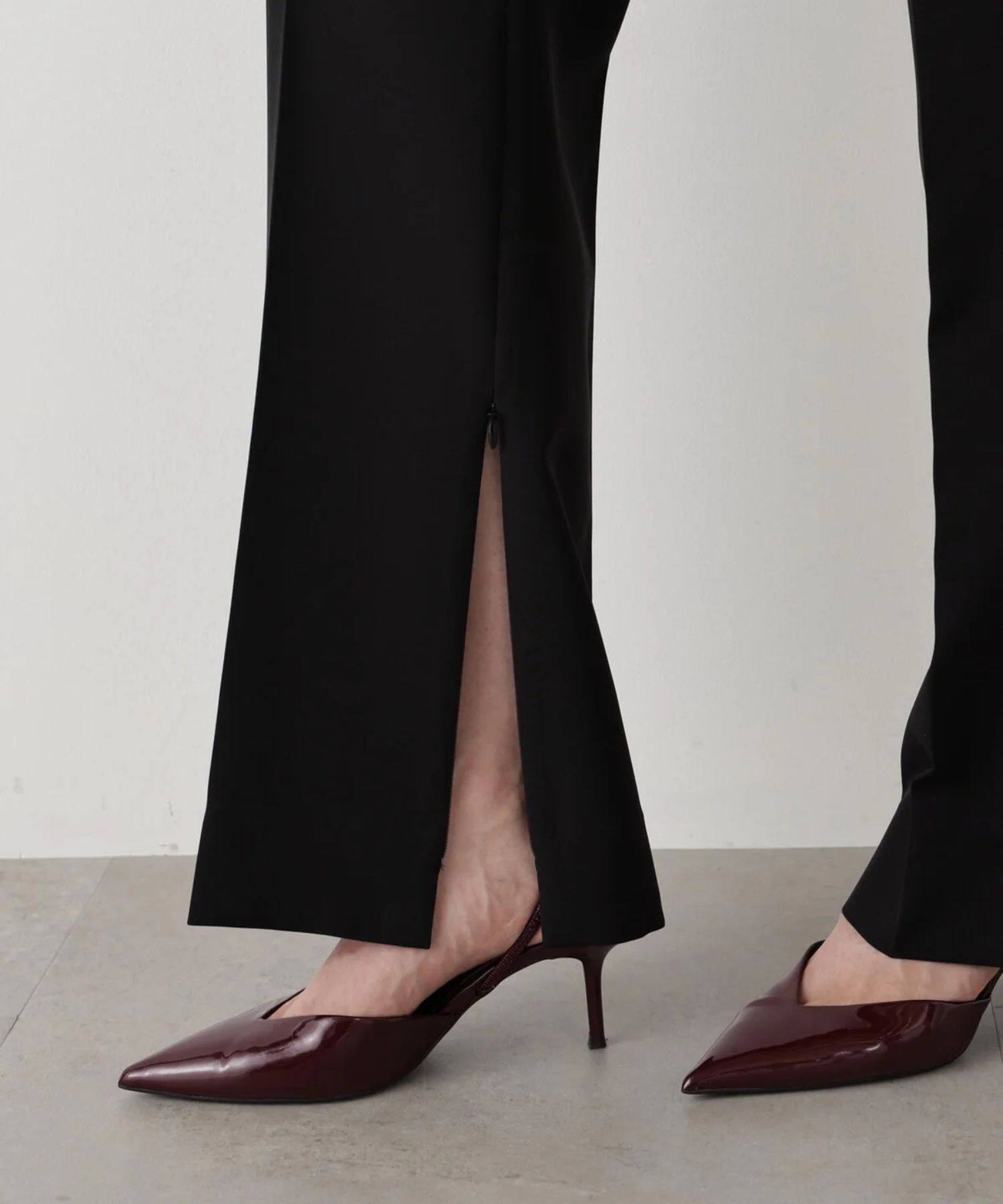 2WAY ストレッチフレアパンツ(ブラック)ポリエステル / ショート丈裏地付き / ストレッチあり / 前ポケット×2 、後ろ飾りポケット×2/ 左脇ファスナー開き / 後ろ中心ウエストにゴム入り / かかとくらいの丈 / 0315230110