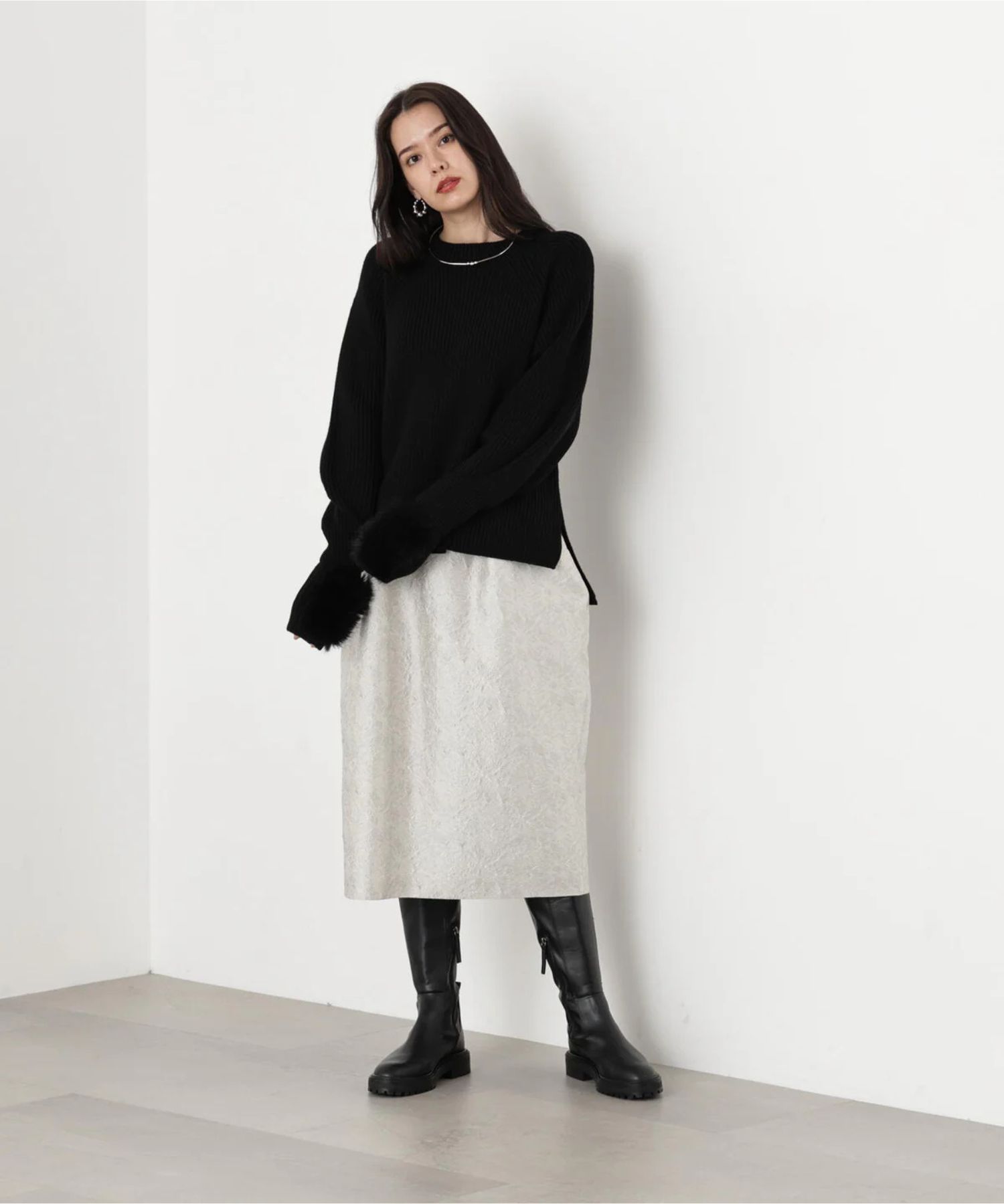 ファーグローブ付き畦ニットプルオーバー(ブラック)毛 / 脇スリット / ストレッチあり / 0315270126