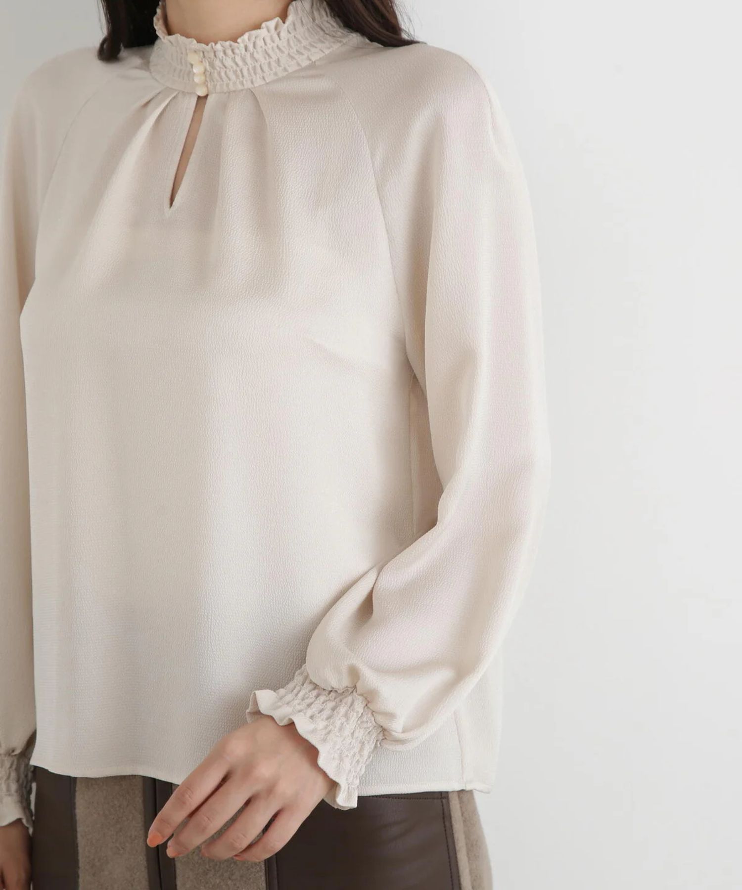 シャーリングネックギャザーブラウス(ベージュ)ポリエステル / ウォッシャブル / 手洗い可 / ストレッチあり / 裏地無し / 衿と袖口にシャーリング / 後衿スナップあき / 0315210120