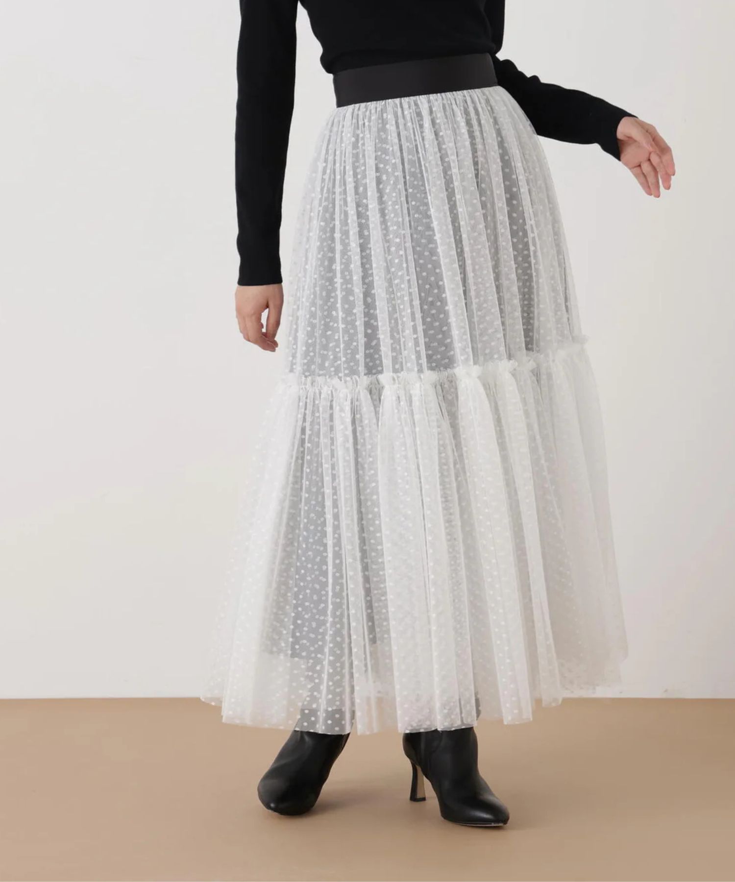 ドットチュールギャザーティアードスカート(ホワイト)ポリエステル / ストレッチなし / 裏地付き / 左脇ファスナー / くるぶしくらいの丈 / 0316120122