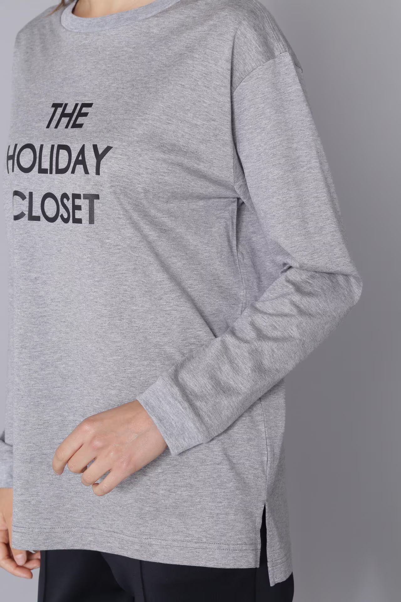 [THE HOLIDAY CLOSET] ロゴロンT（グレー）綿 100% / カットソー素材 / ストレッチ / 脇スリット有り / ウォッシャブル