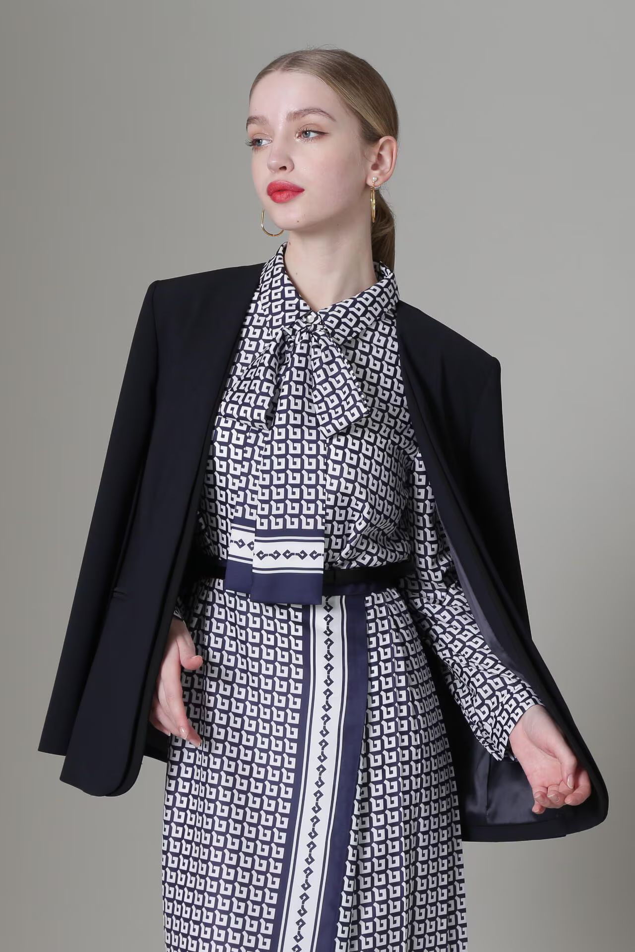 [URBAN PRECIOUS] ジオメトリックプリントワンピース (ネイビー) / ポリエステル 100% / 裏地付き / 共布リボン付 / 0315140111