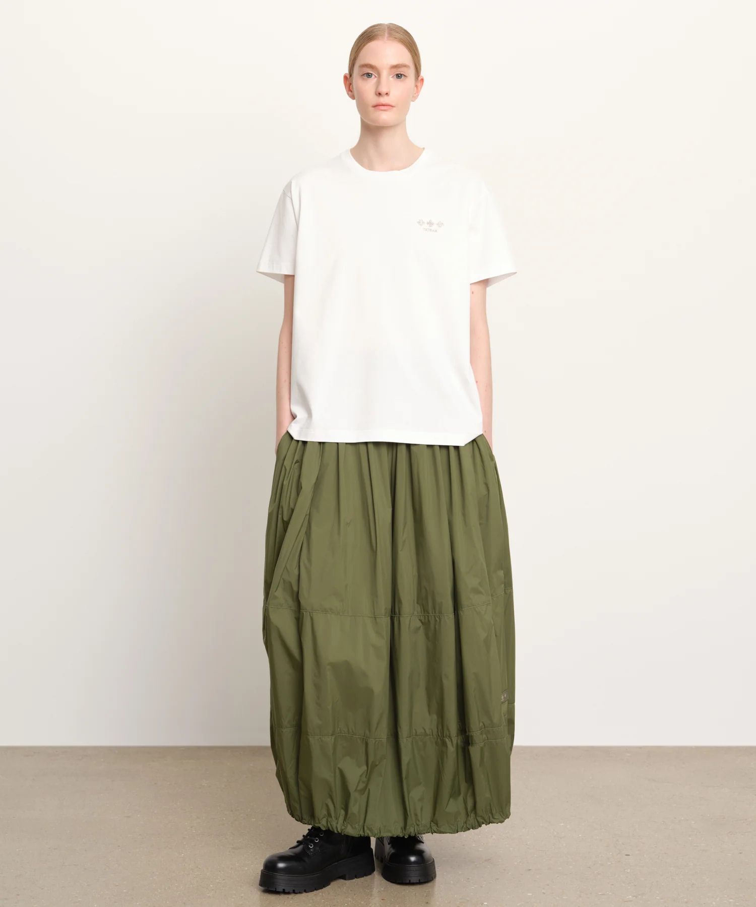 GISELLA ジゼラ Tシャツ (ホワイト) 綿 / 胸元ロゴ / 背面ロゴ / クルーネック  / LCKZ0750083588