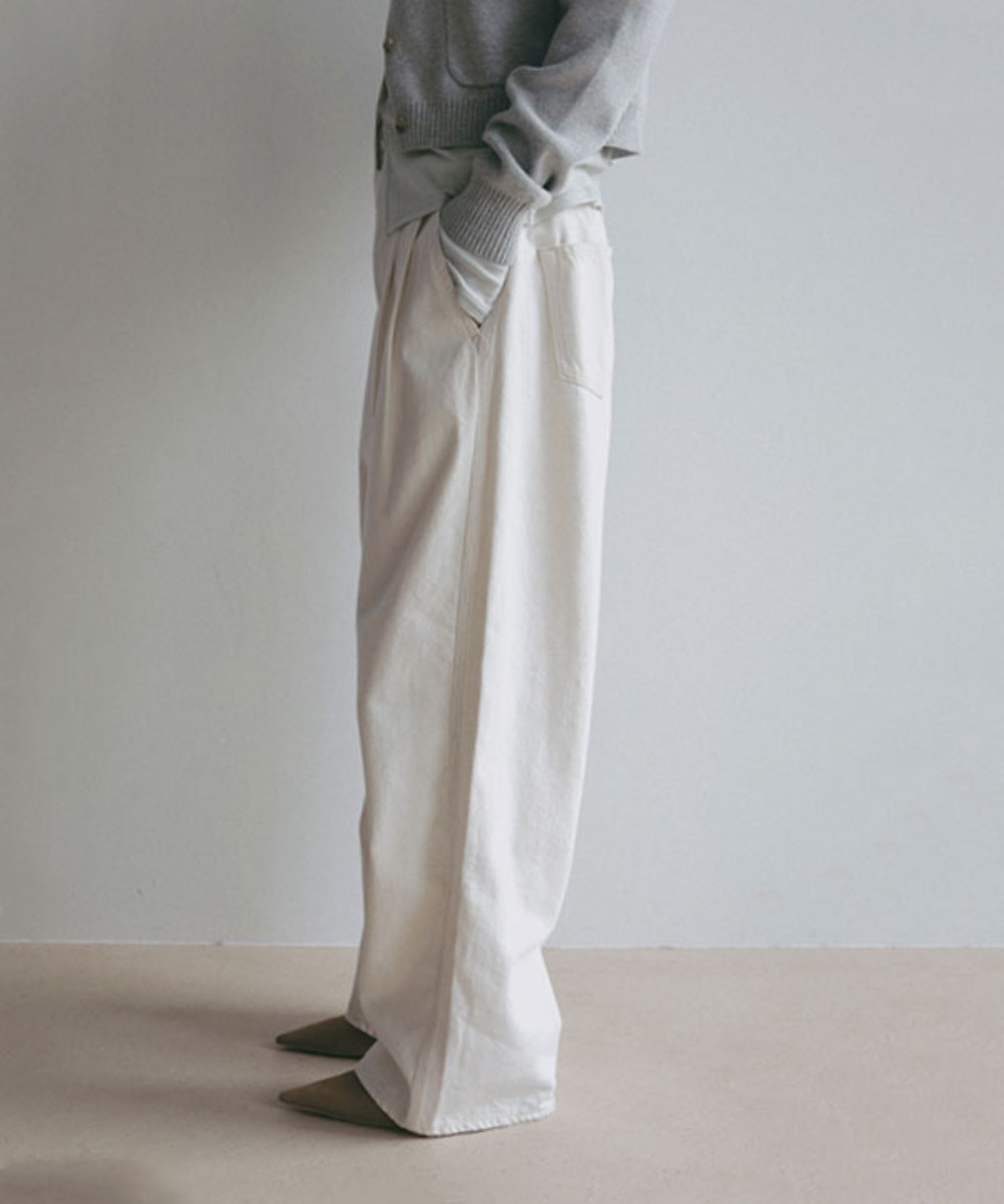 デニムタックワイドパンツ (OFF WHITE) 綿 / ライトオンス / フロントタッ ク / 手洗可 / 1226122056